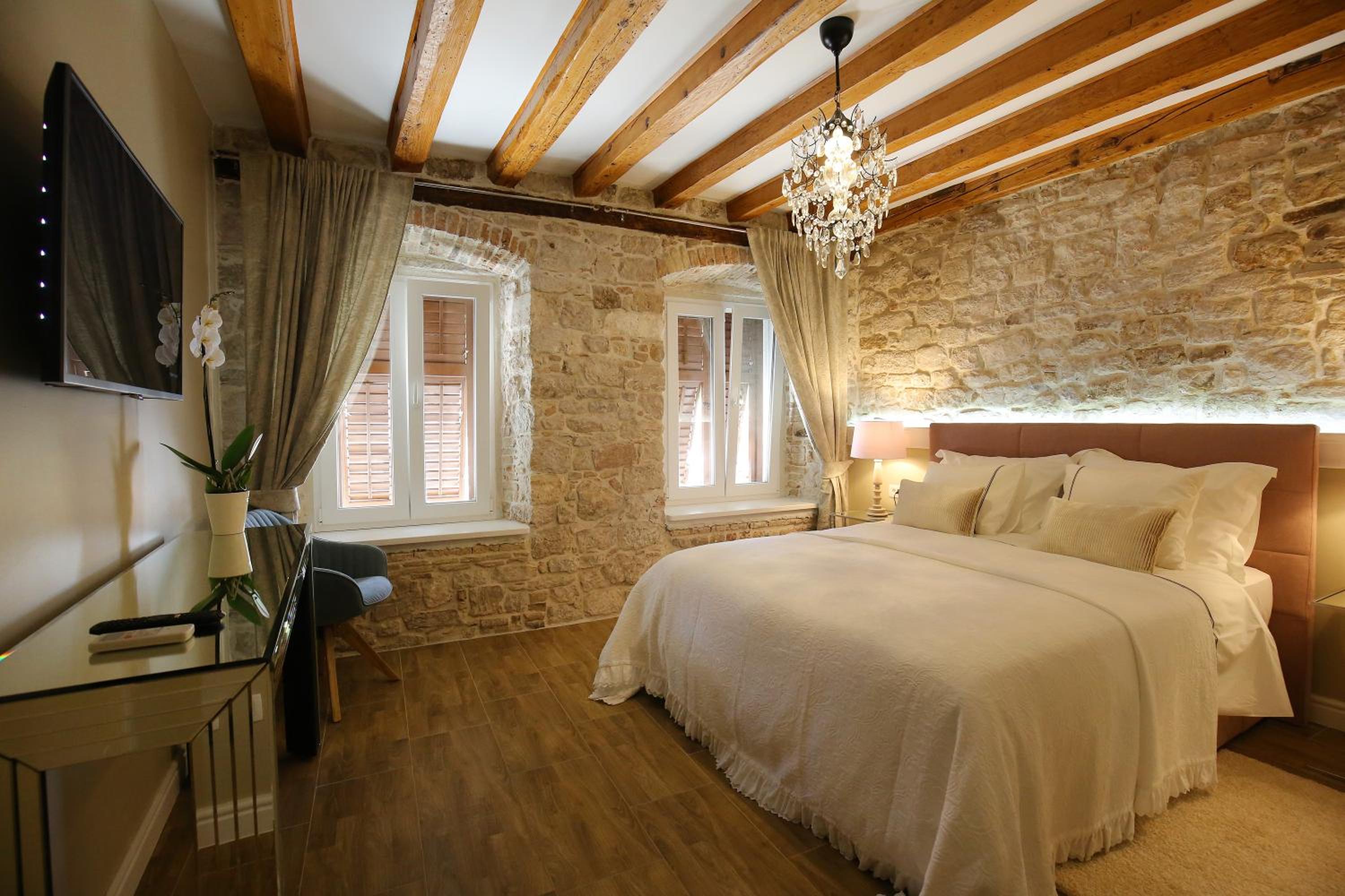 Double Room - Photo 12