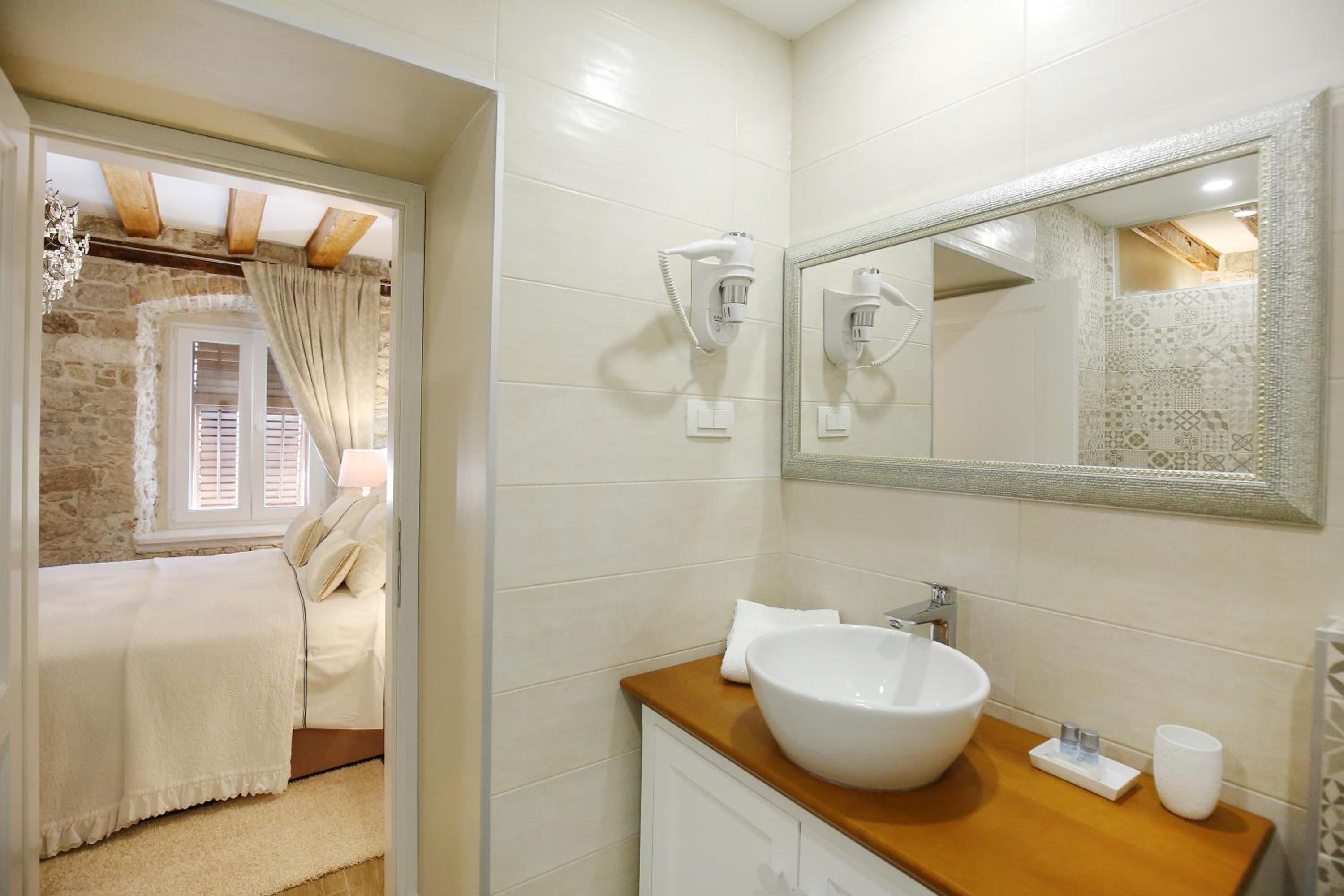 Double Room - Photo 15