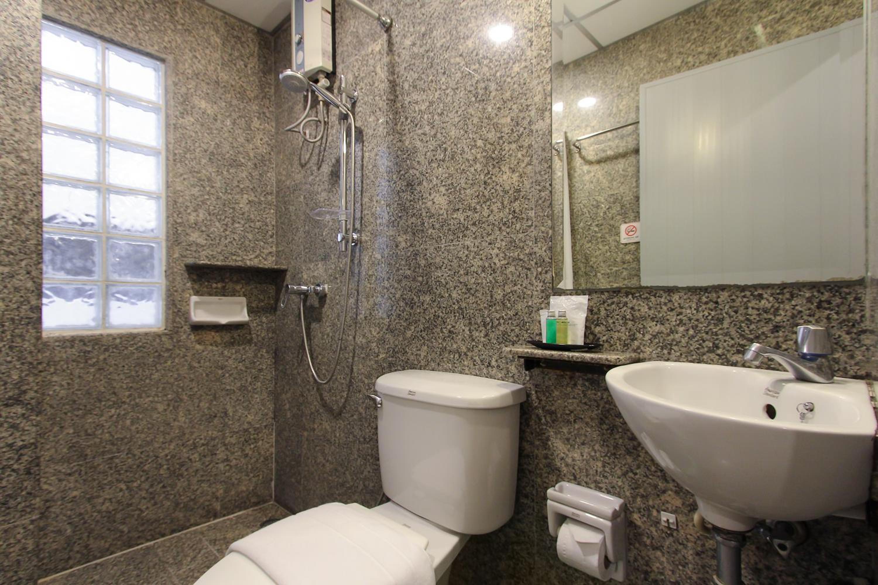 Standard King Room photo 2