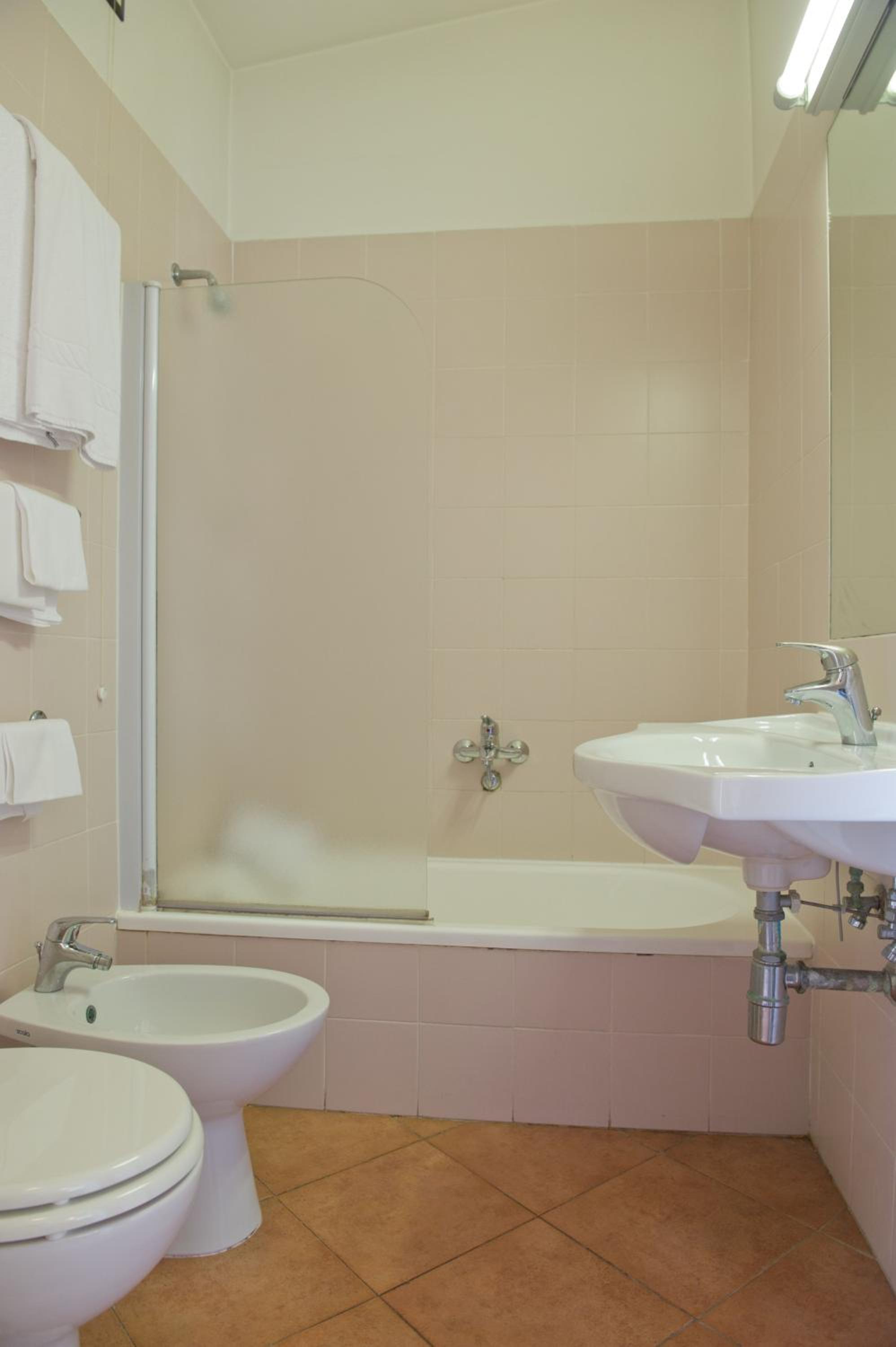 Twin Room - Photo 6