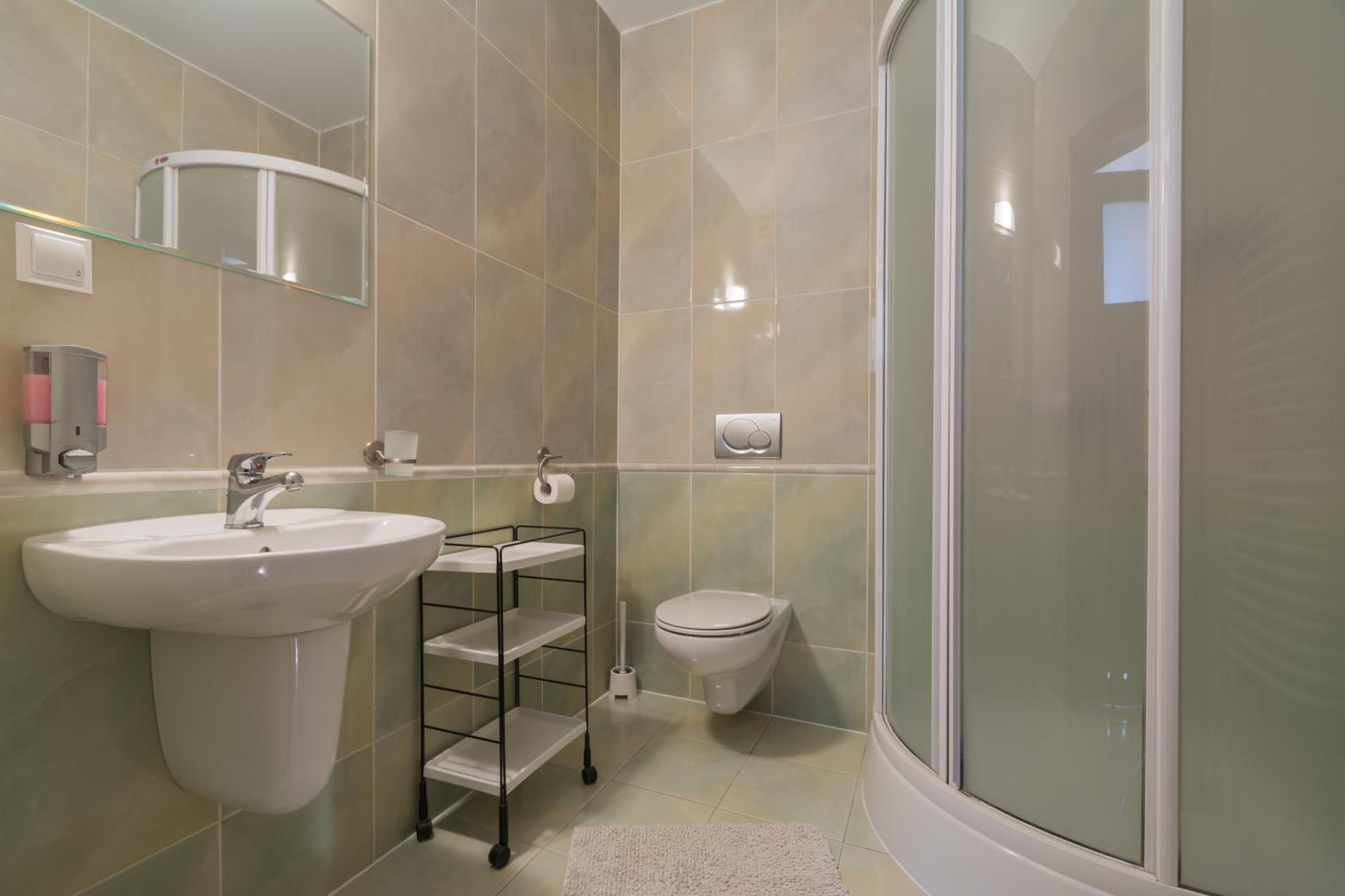 Quadruple Room with Bathroom - Photo 5