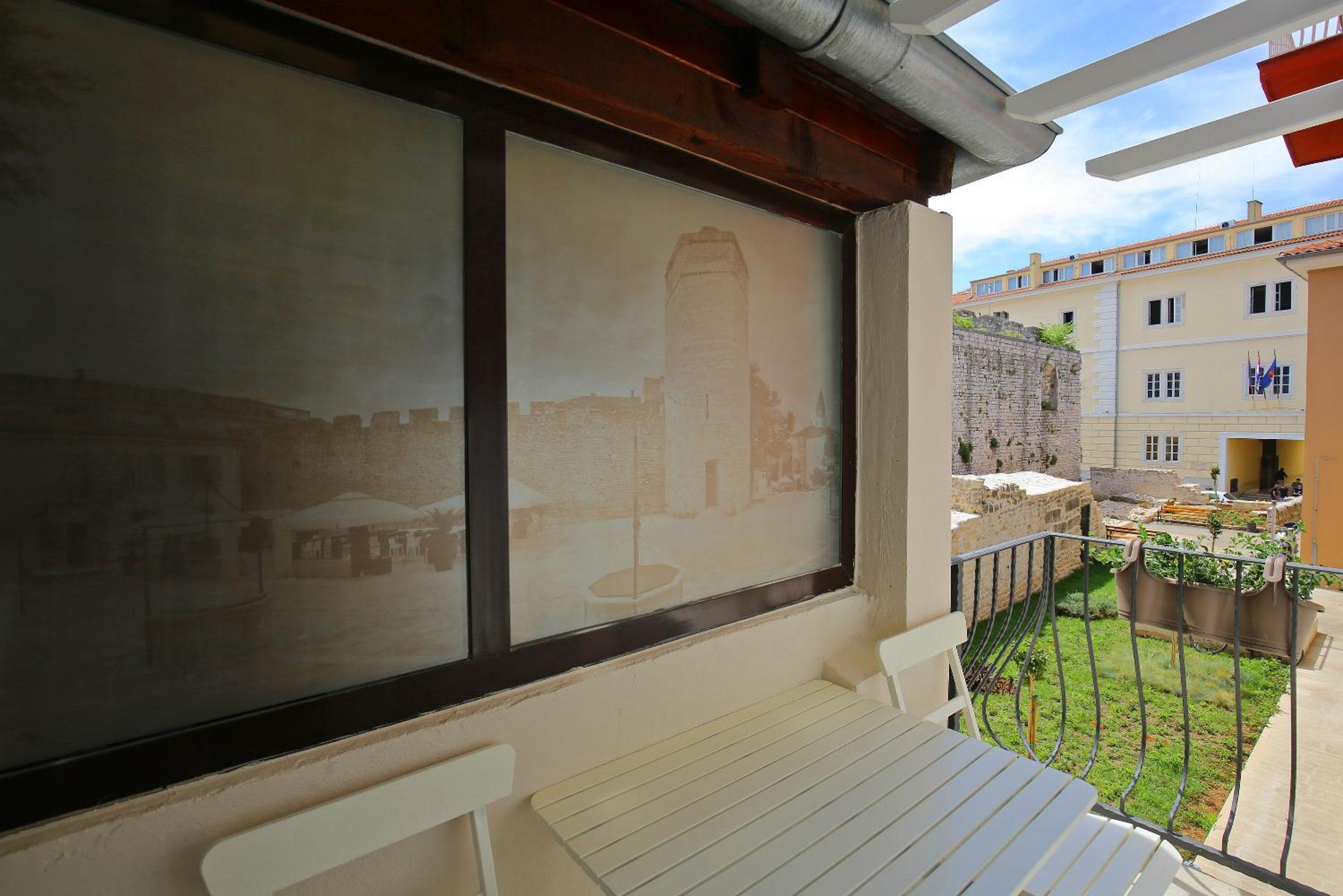 Double Room with Balcony - Photo 8