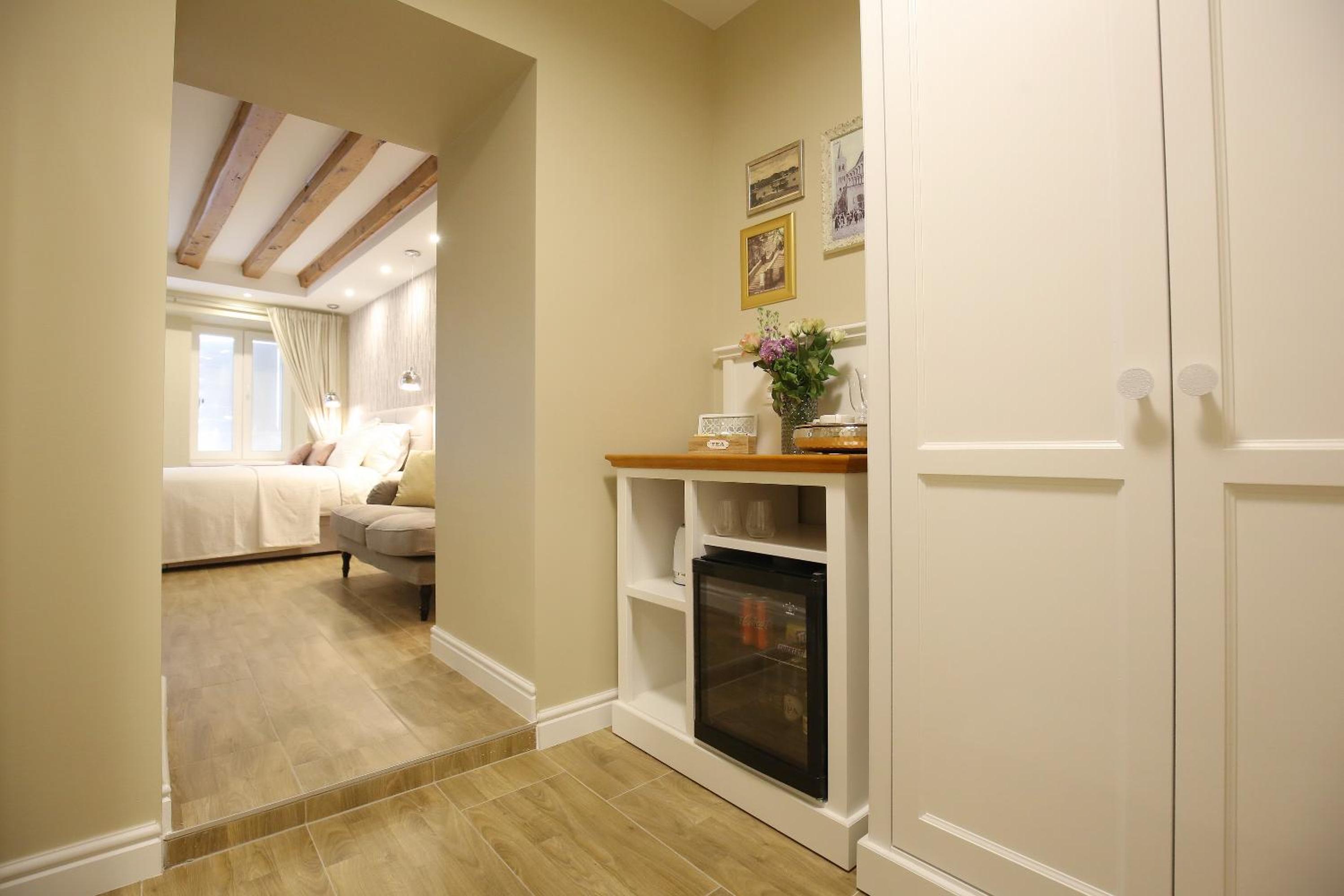 Double Room with Balcony - Photo 11