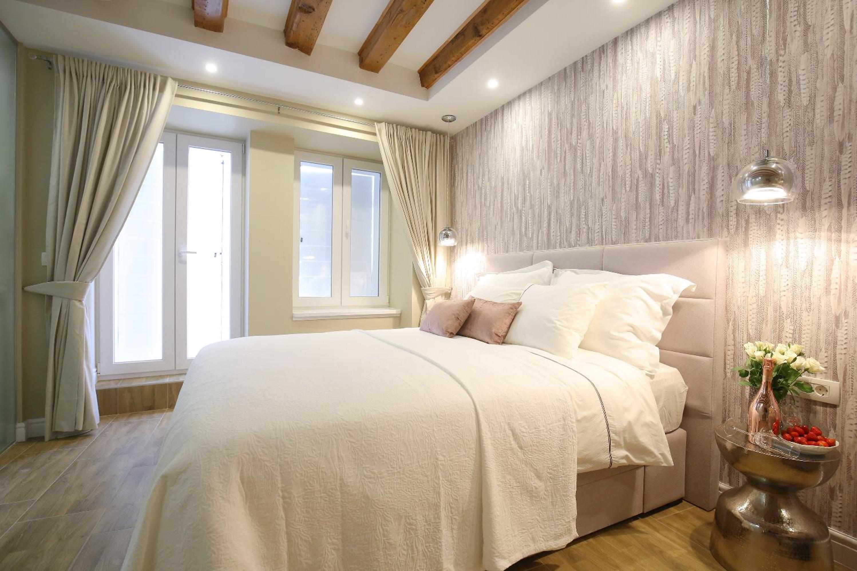 Double Room with Balcony - Photo 7