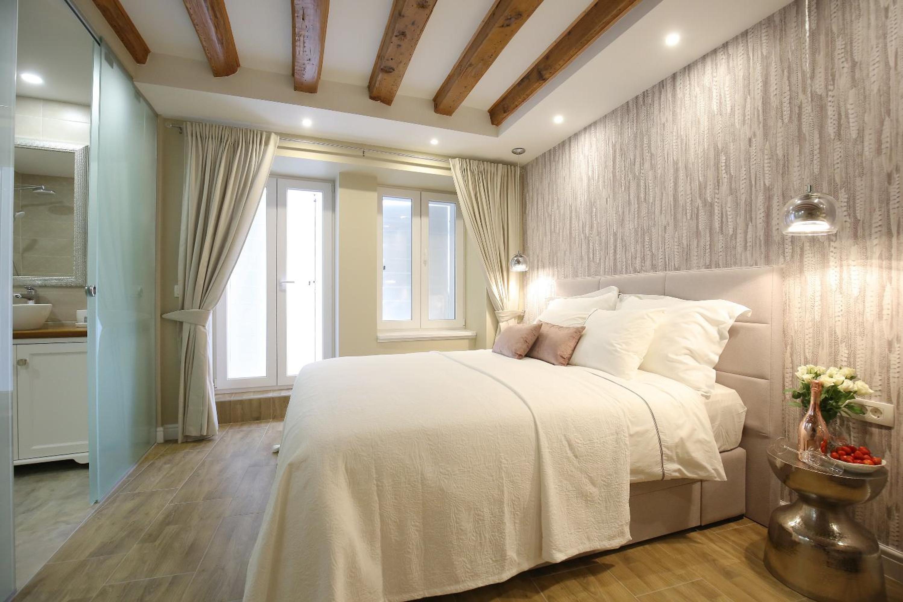 Double Room with Balcony - Photo 4