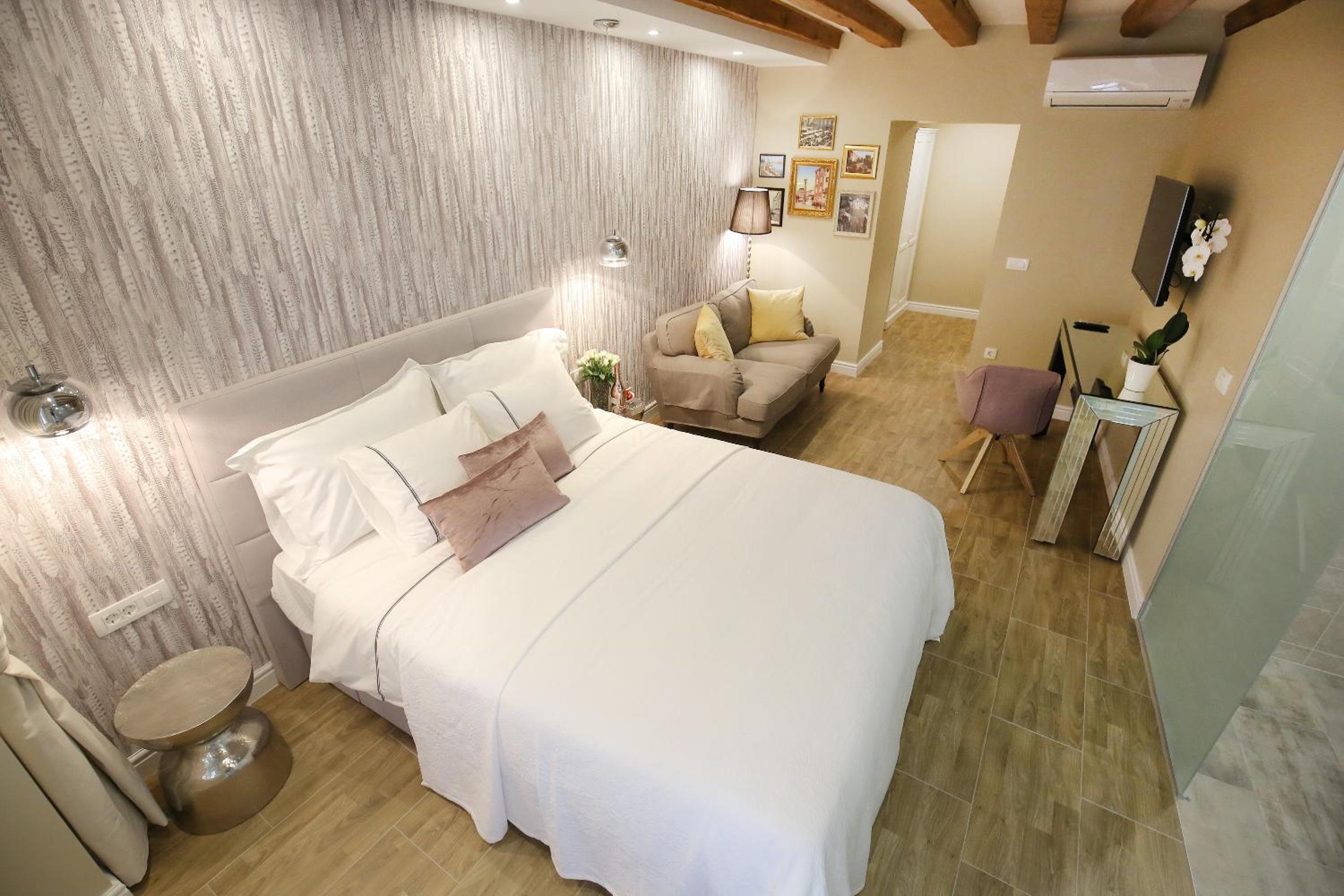 Double Room with Balcony - Photo 5