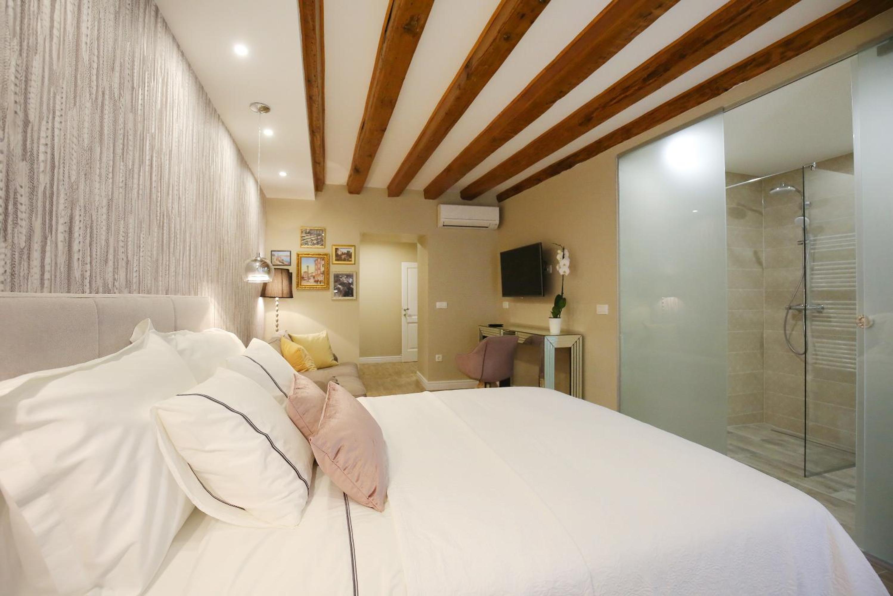 Double Room with Balcony - Photo 3
