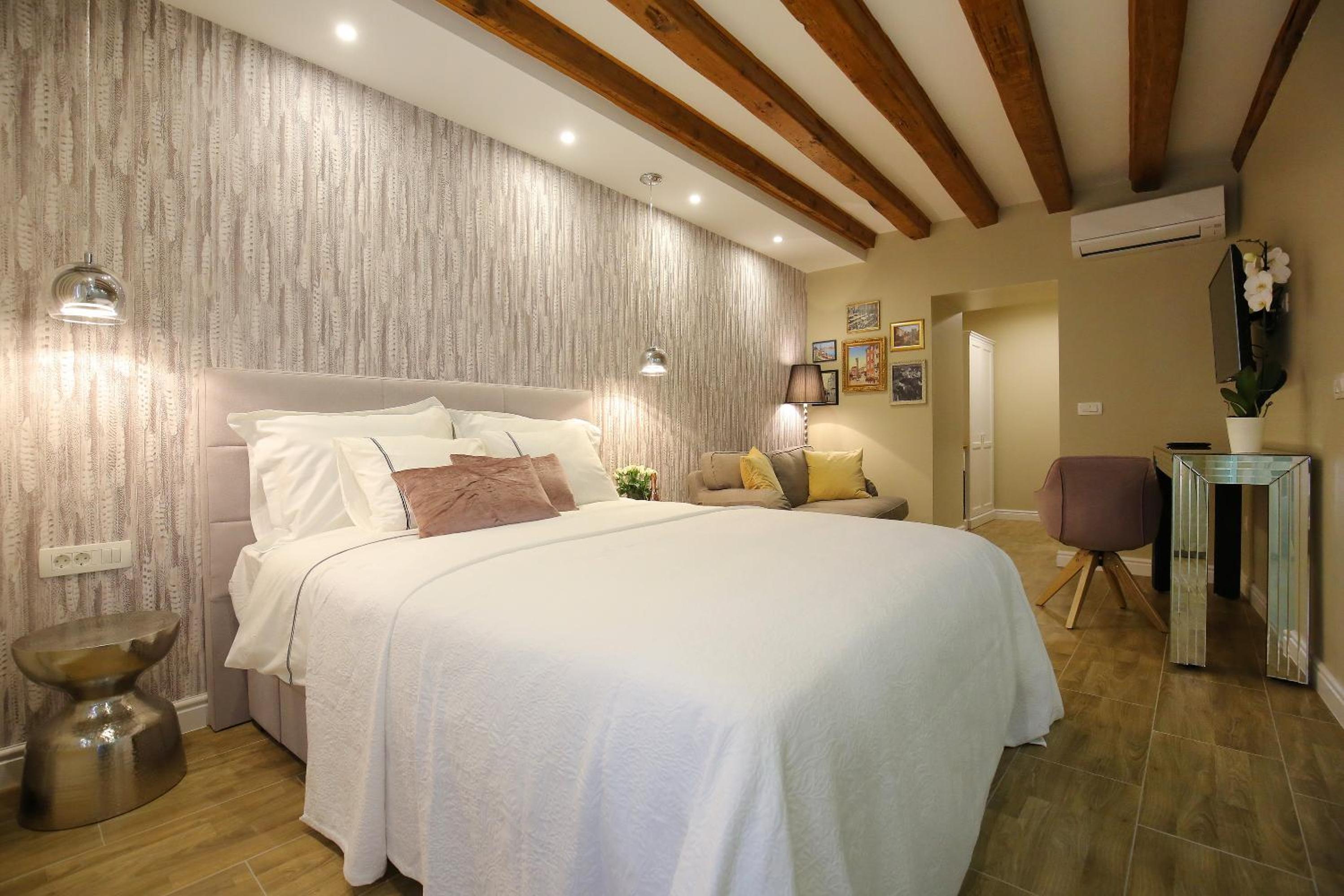 Double Room with Balcony - Photo 12