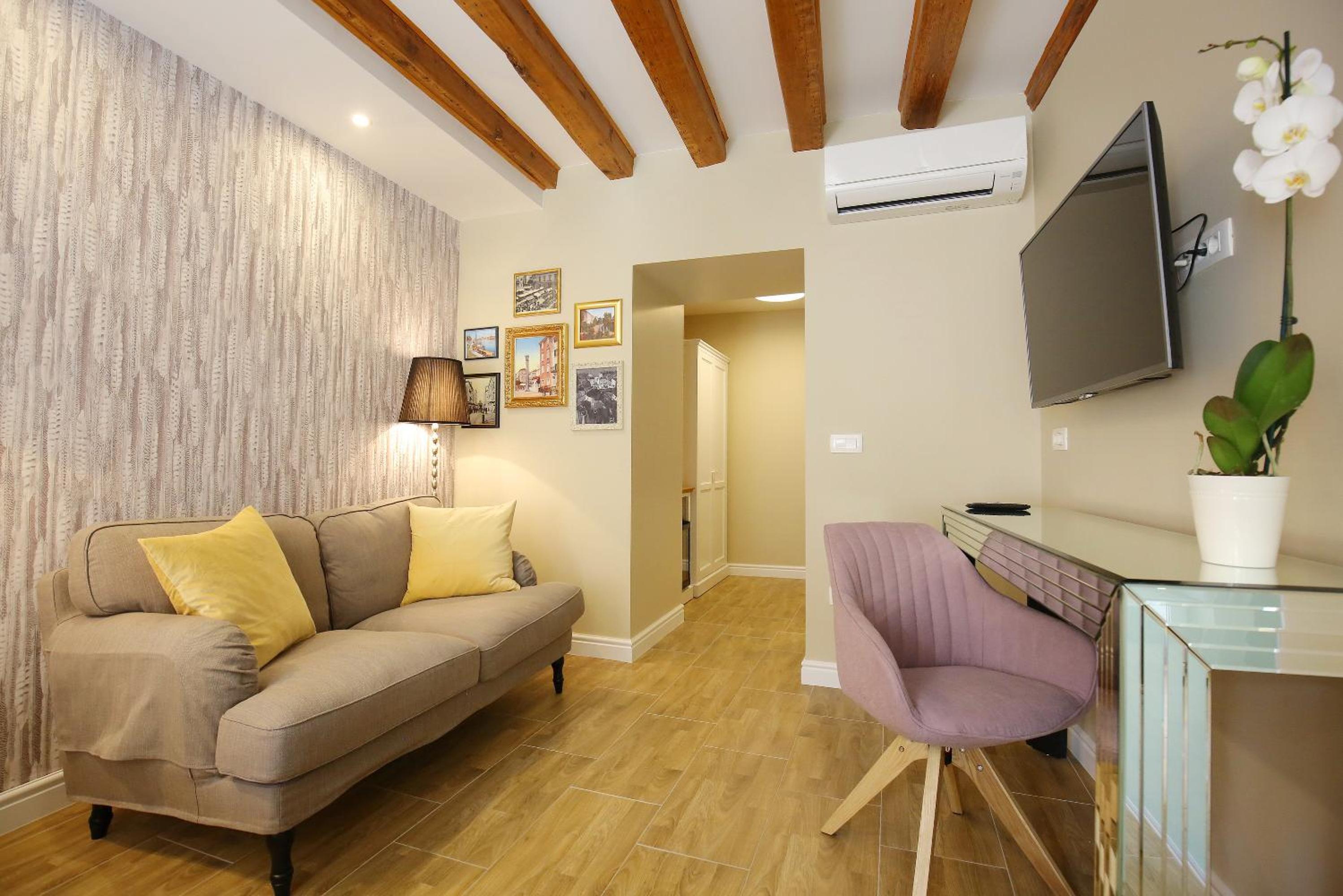 Double Room with Balcony - Photo 10