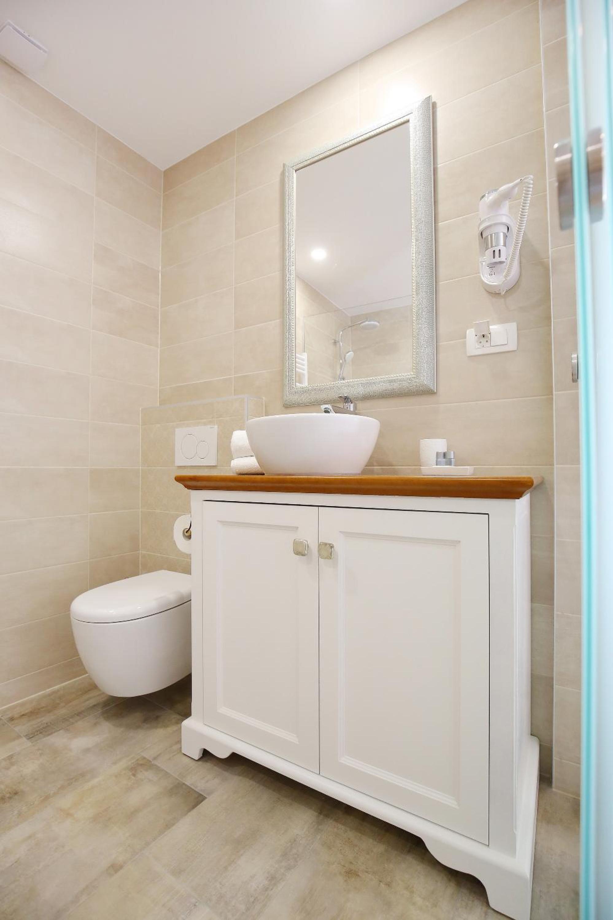 Double Room with Balcony - Photo 9