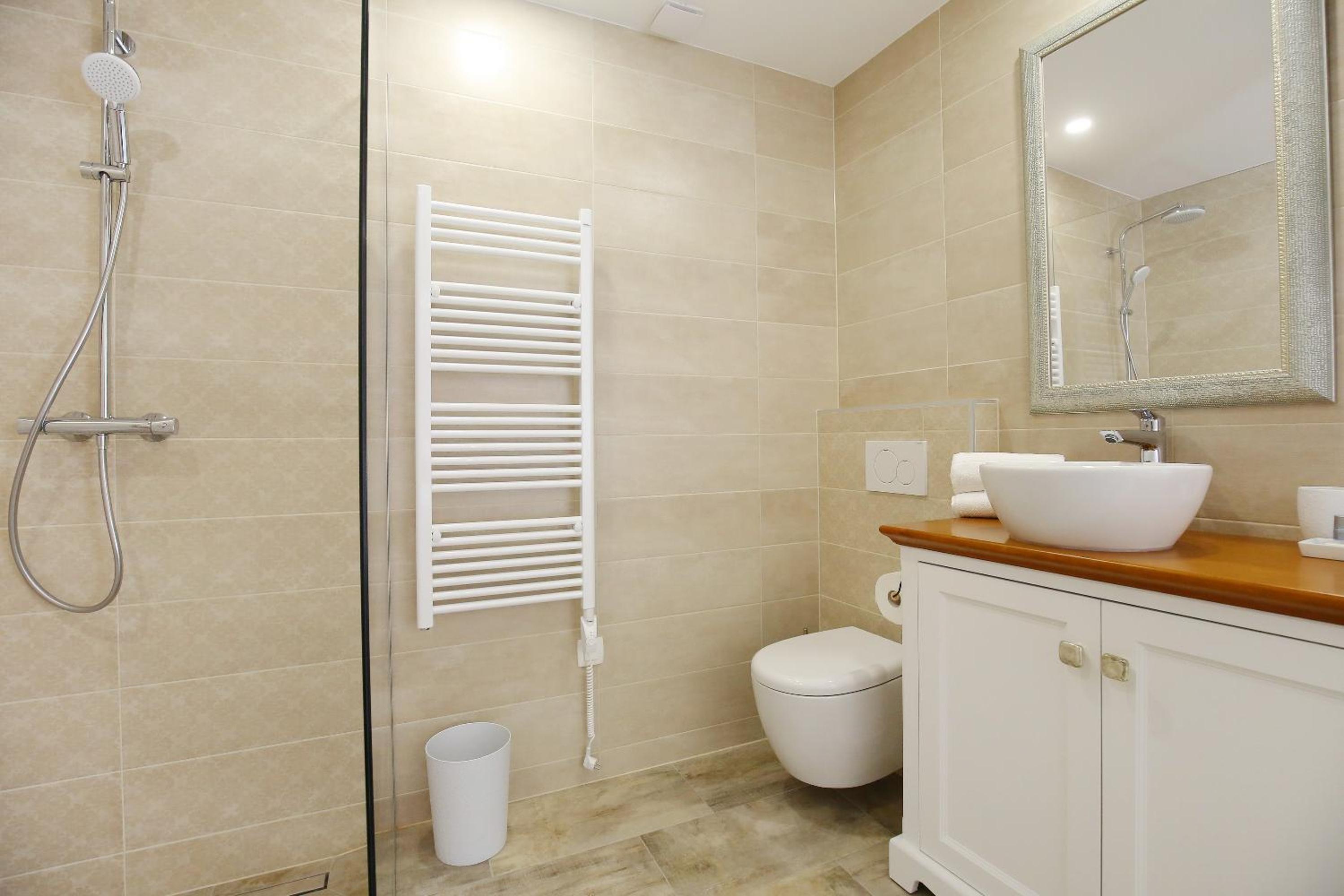 Double Room with Balcony - Photo 6