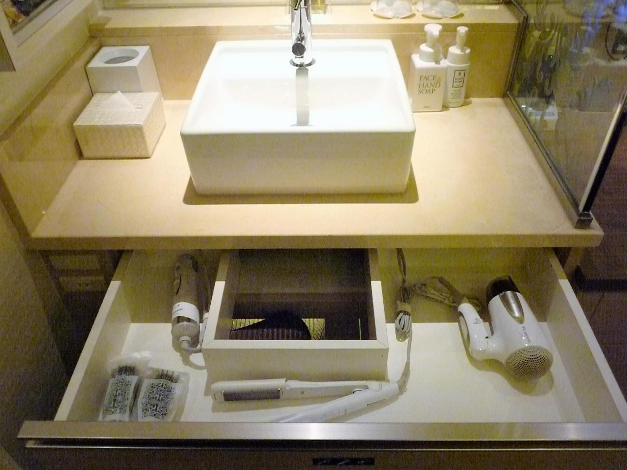Standard Double Room - Smoking - Photo 8