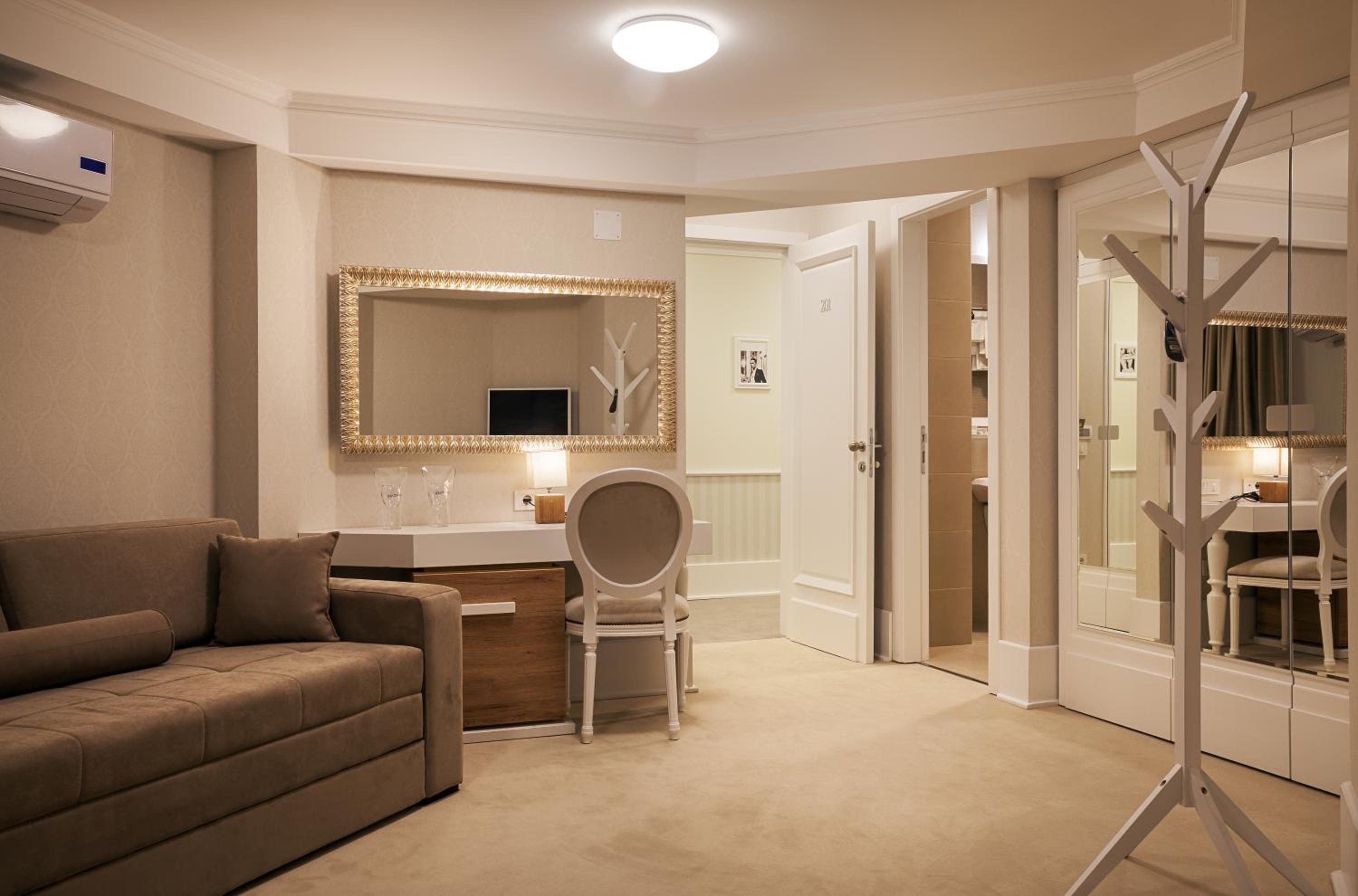 Superior Family Room - Photo 4