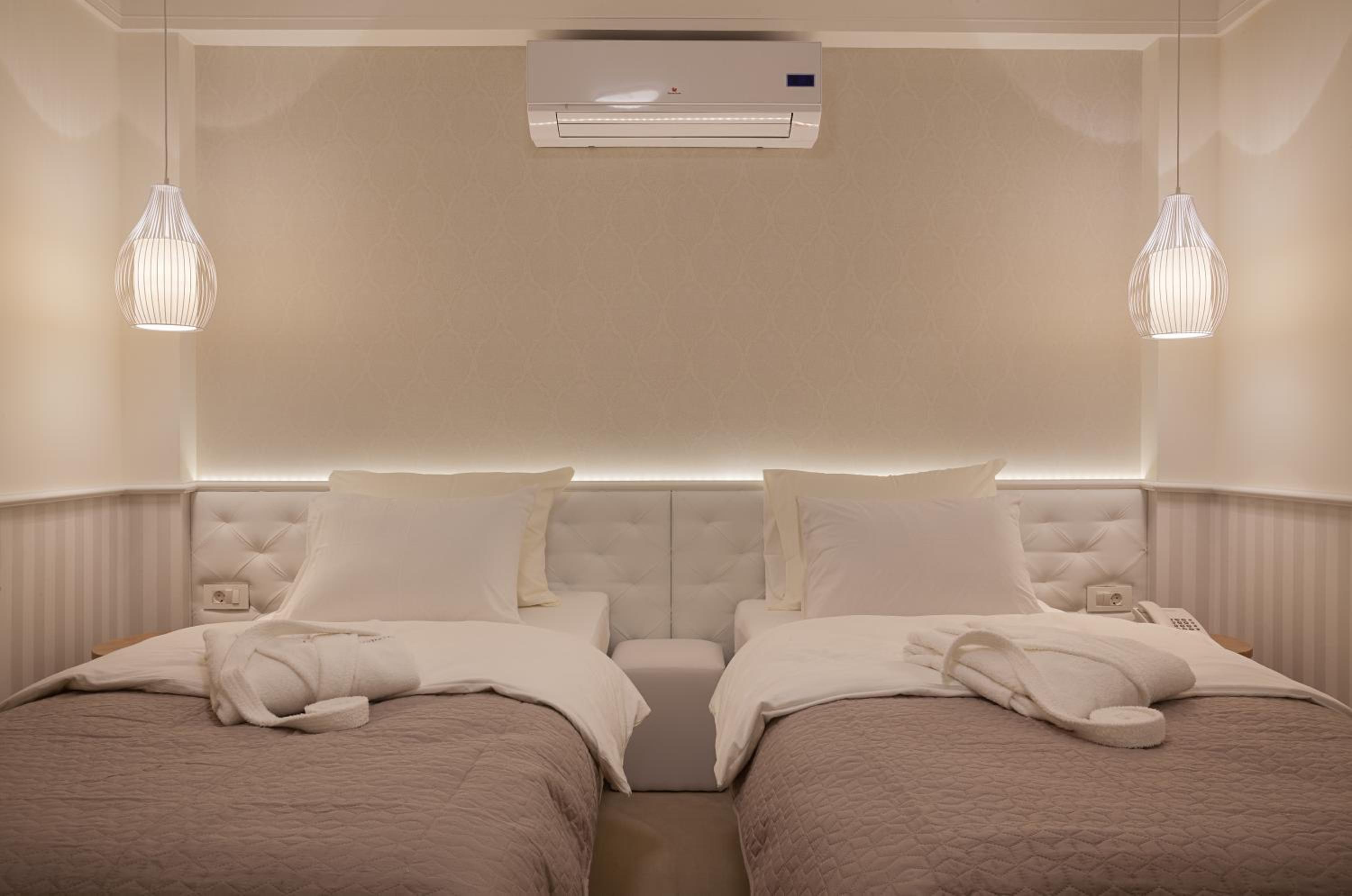 Standard Twin Room - Photo 4