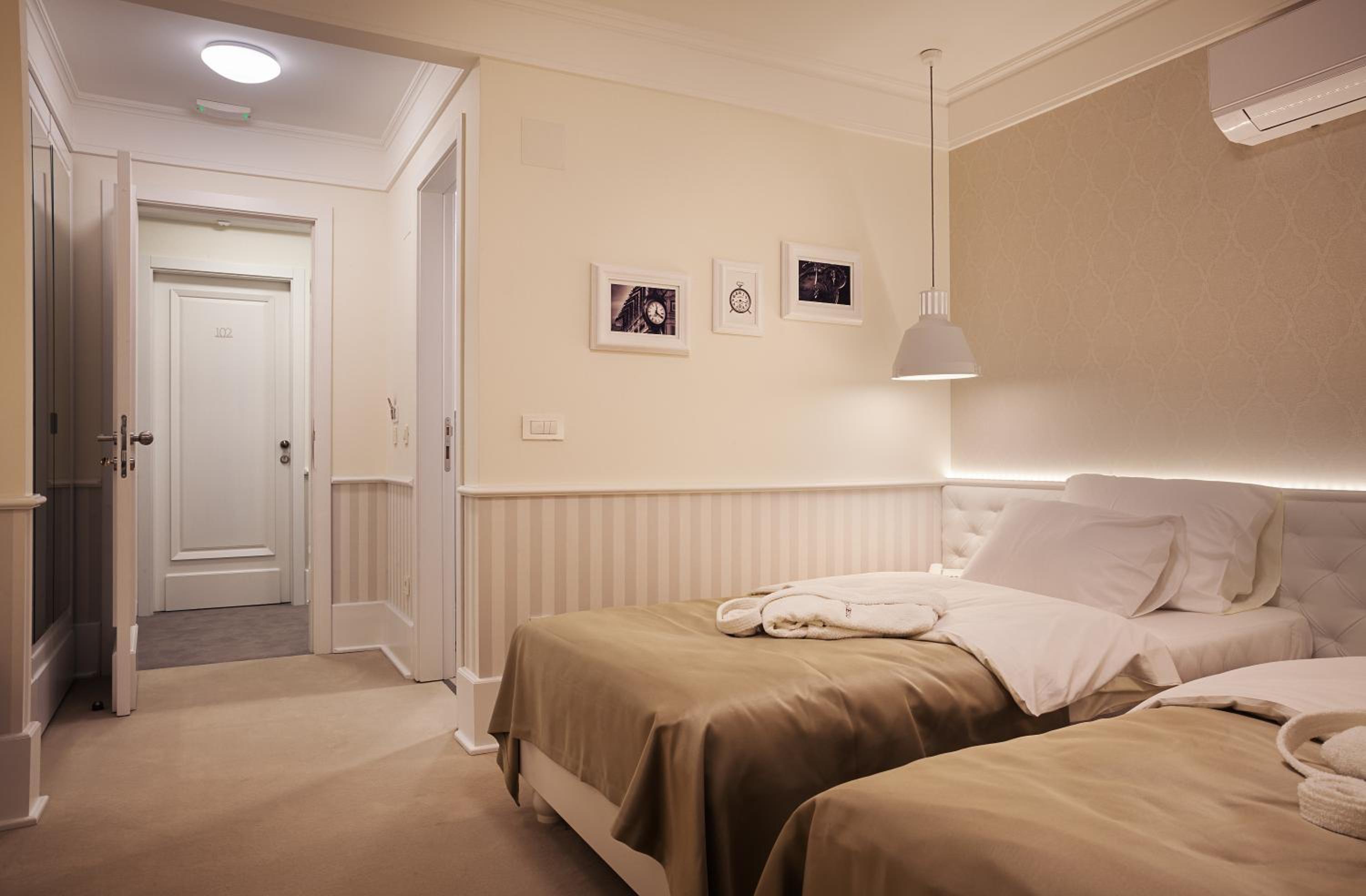 Standard Twin Room - Photo 1