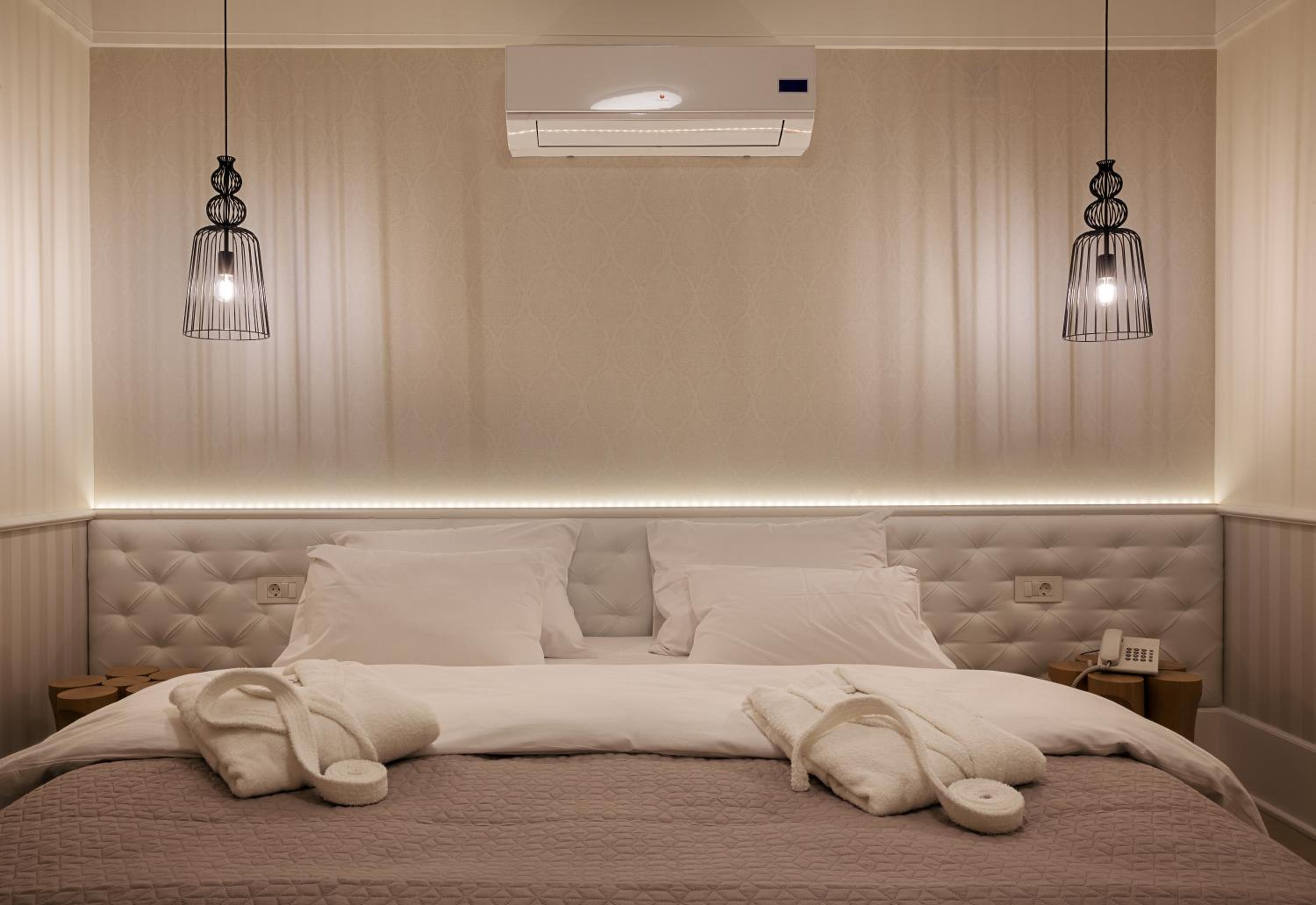 Standard Double Room - Photo 11