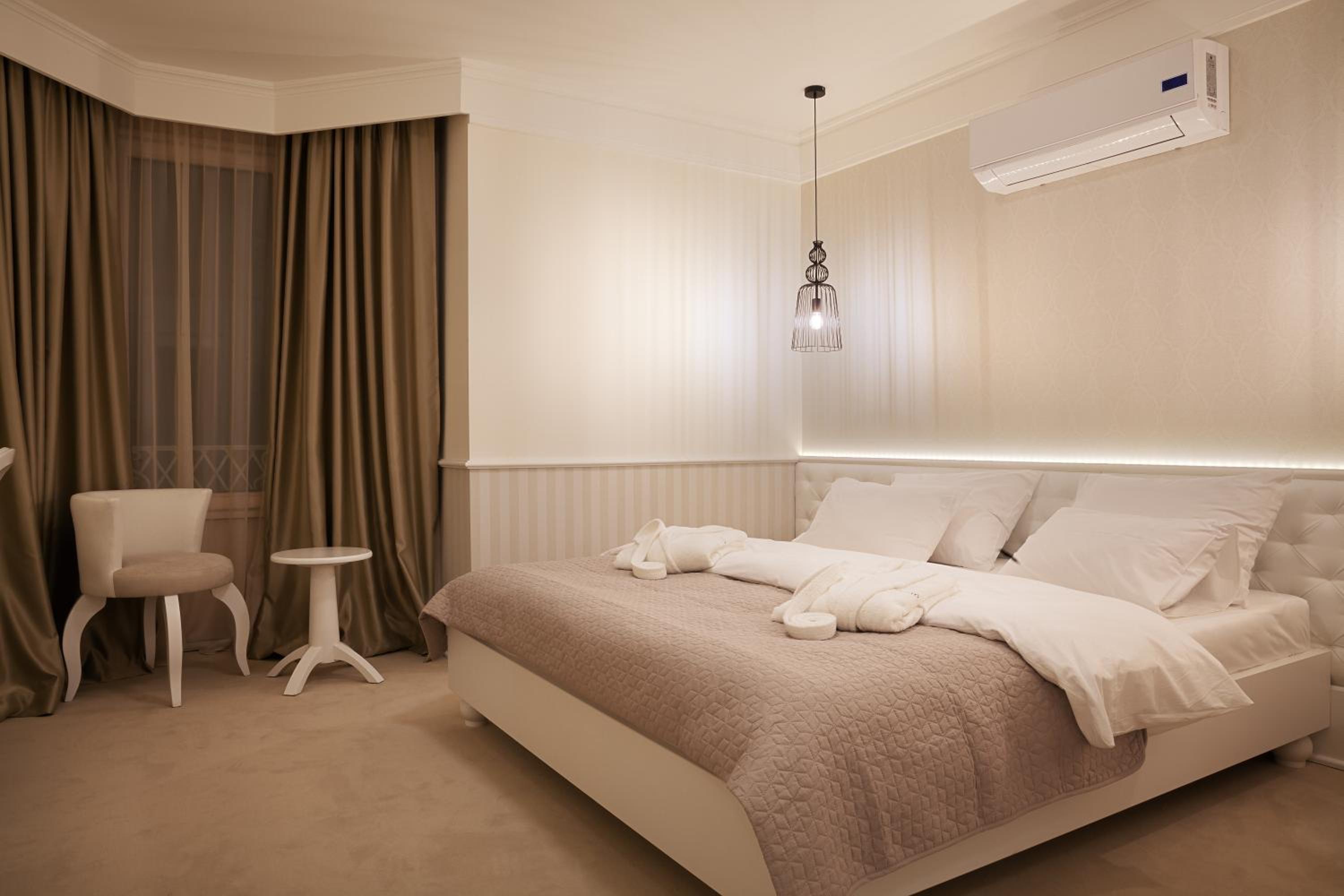 Standard Double Room - Photo 12