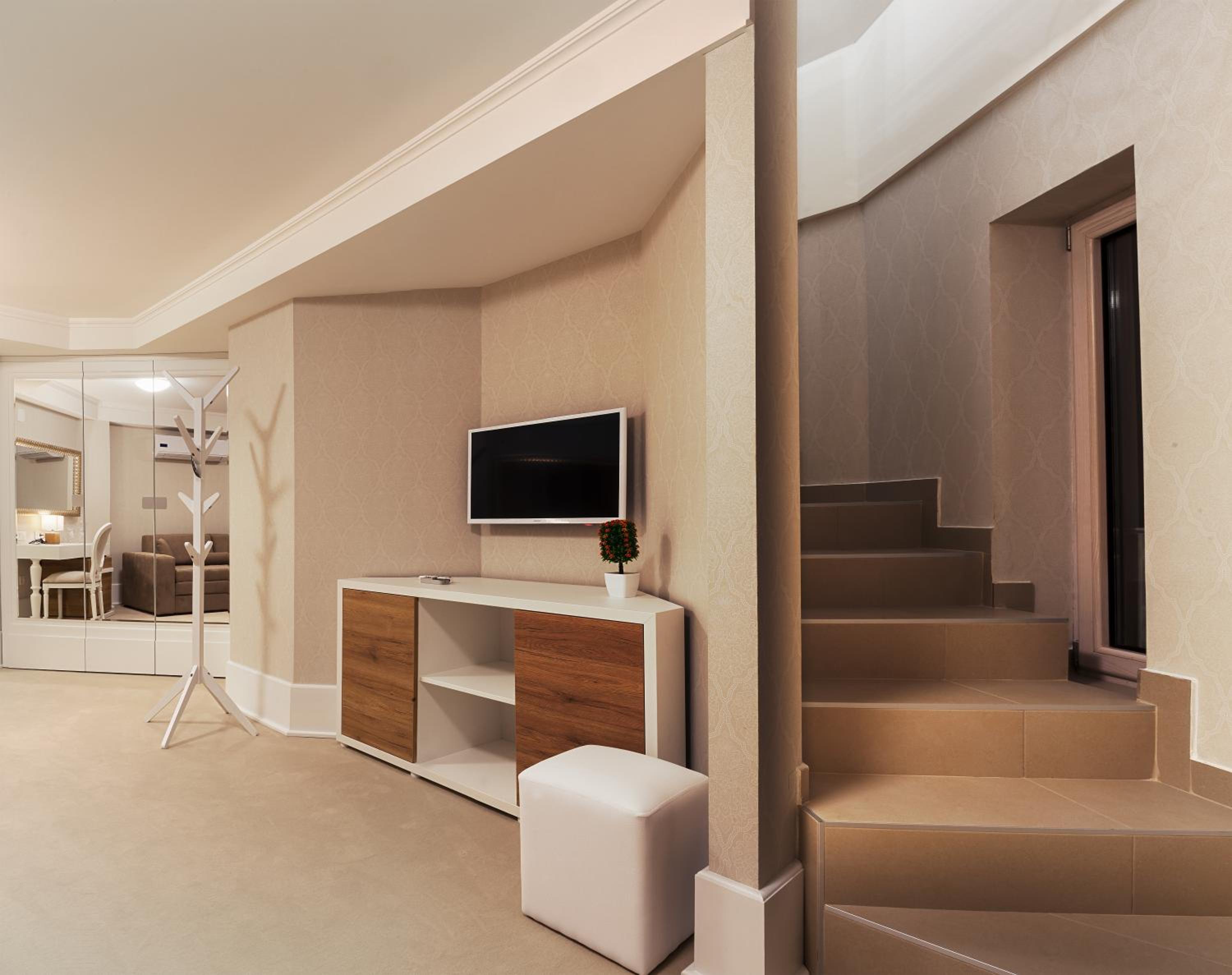 Superior Family Room - Photo 7