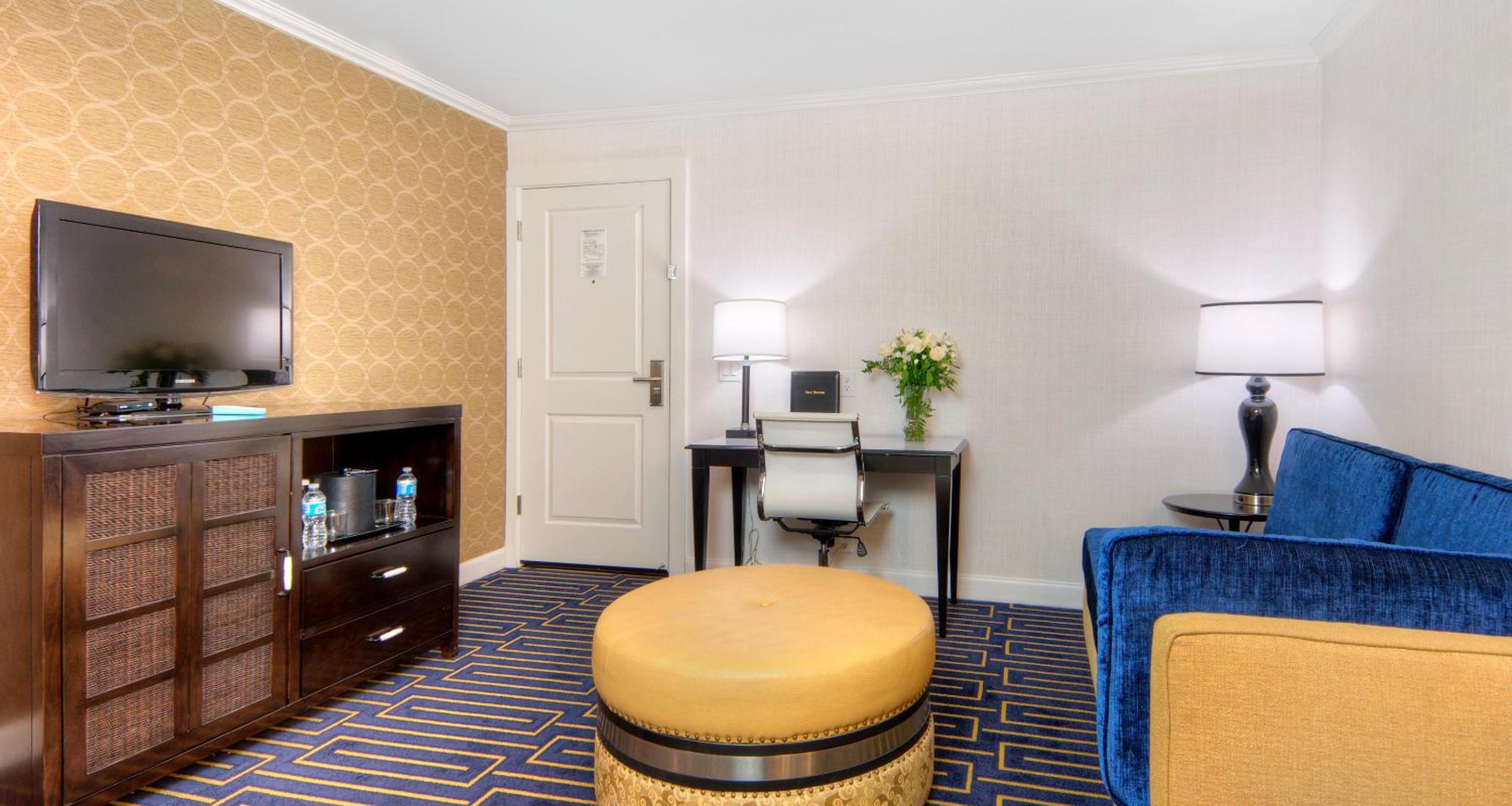 Queen Suite with Sofa Bed - Non-Smoking - Photo 3