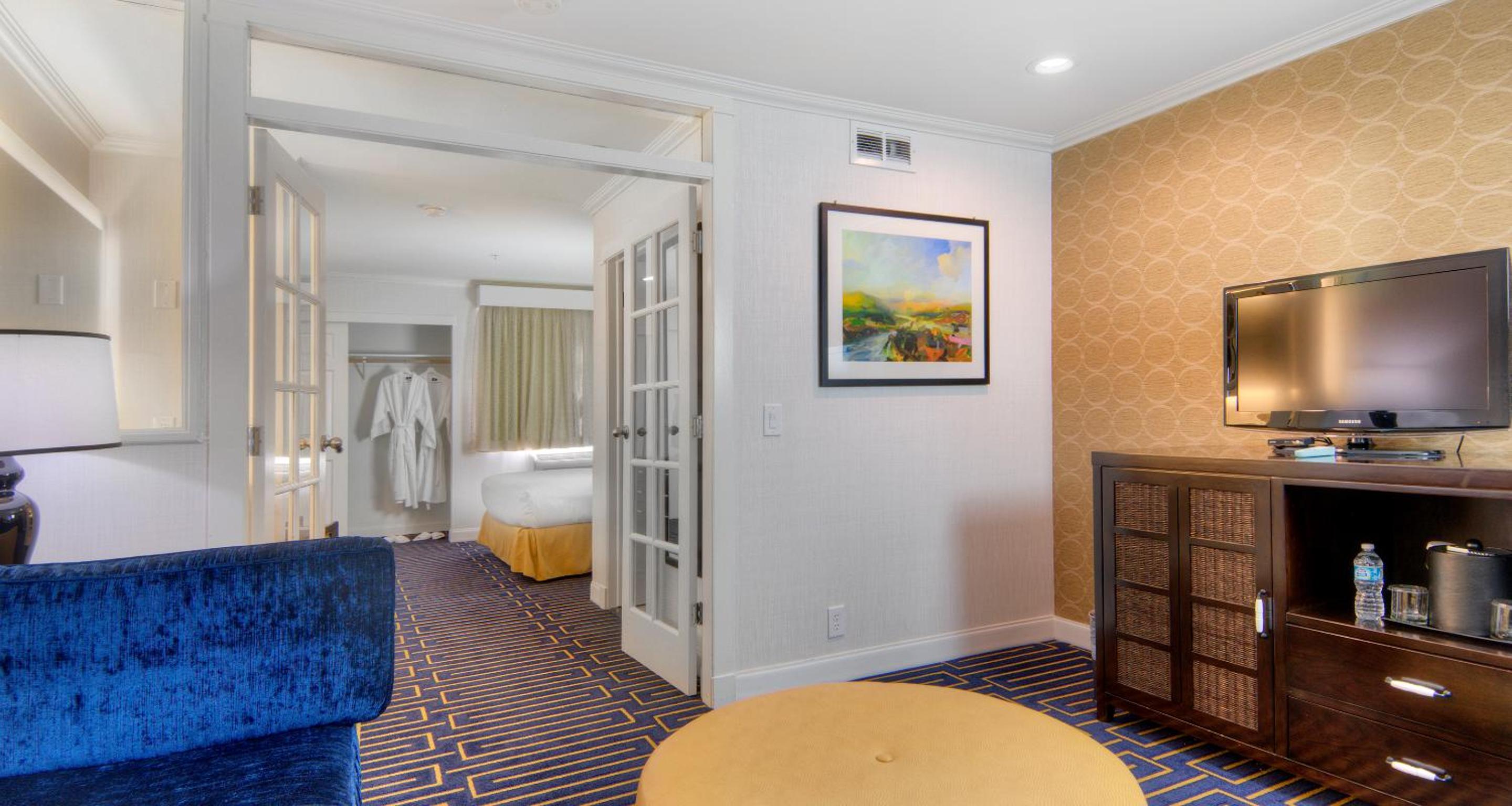 Queen Suite with Sofa Bed - Non-Smoking - Photo 5