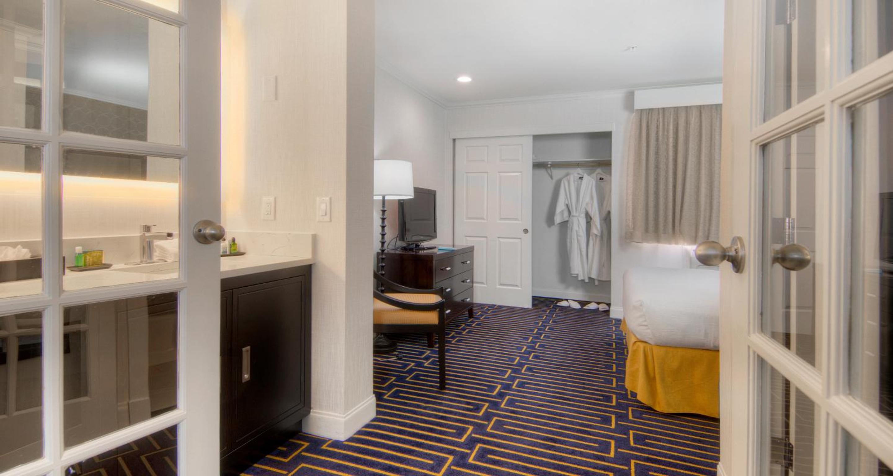 Queen Suite with Sofa Bed - Non-Smoking - Photo 4