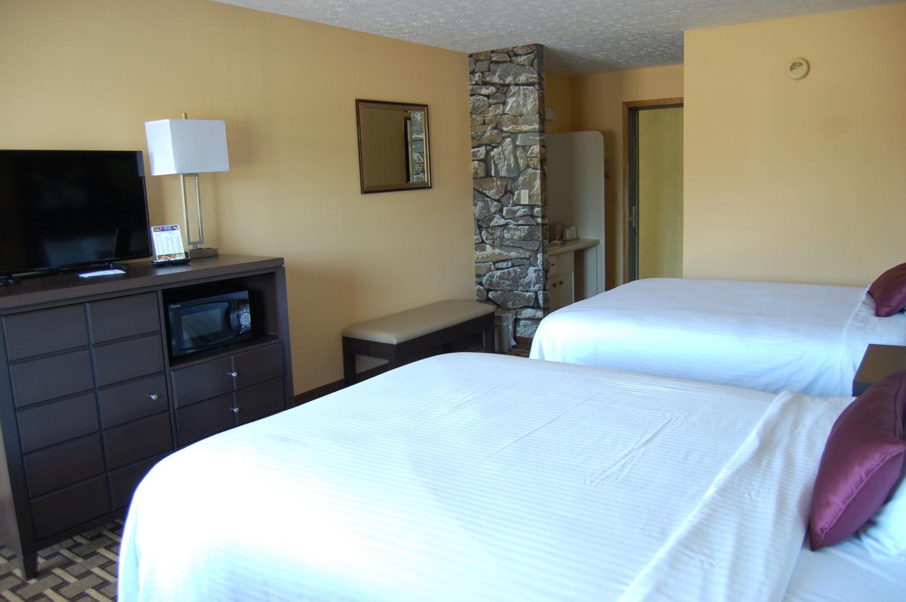 Standard Room with Two Queen Beds, Balcony photo 2
