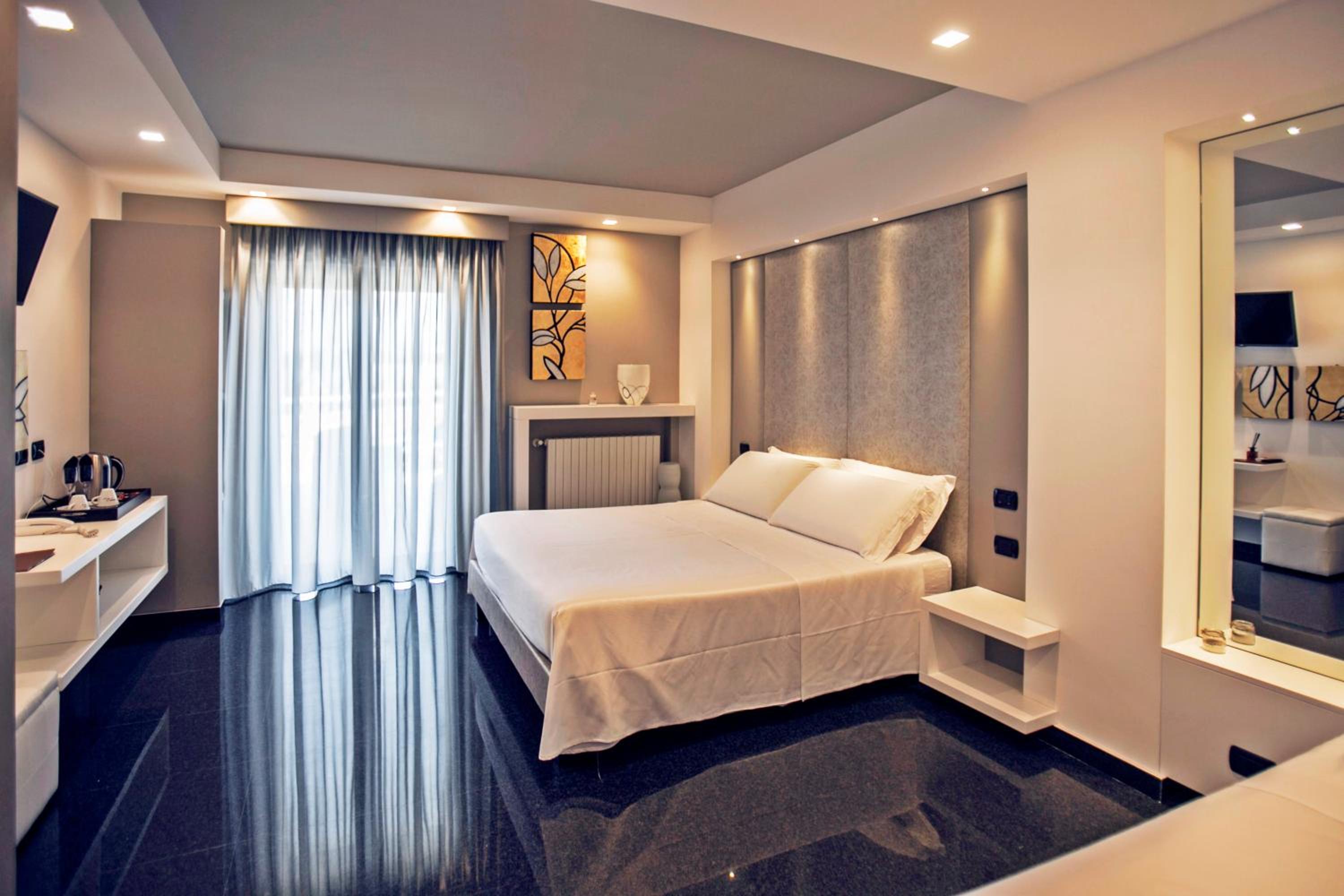 Deluxe Suite with Spa Bath photo 1