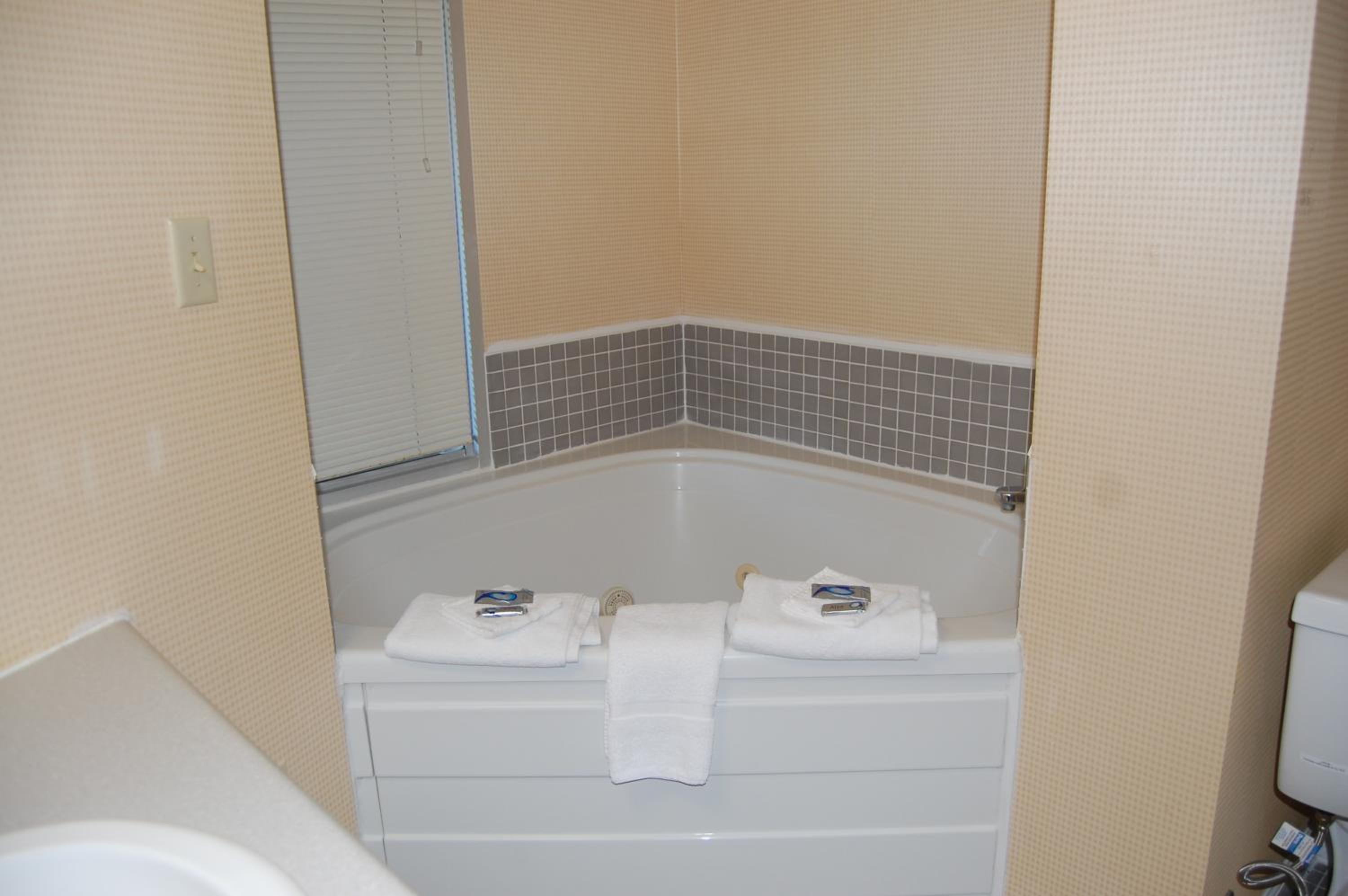 Suite with Two Queen Beds, Fireplace and Spa Bath - Photo 4