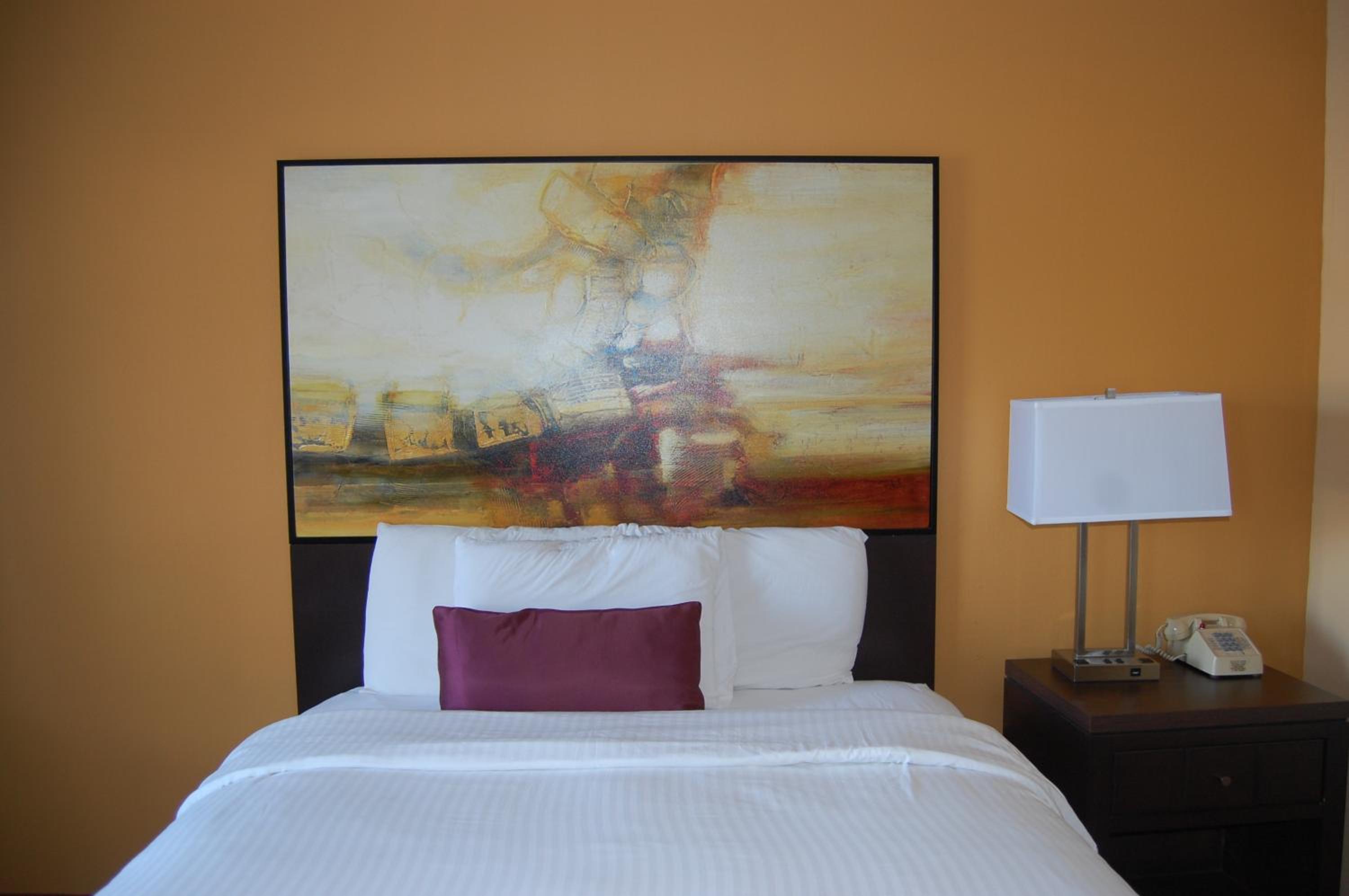 Standard Room with One Queen Bed - Photo 11