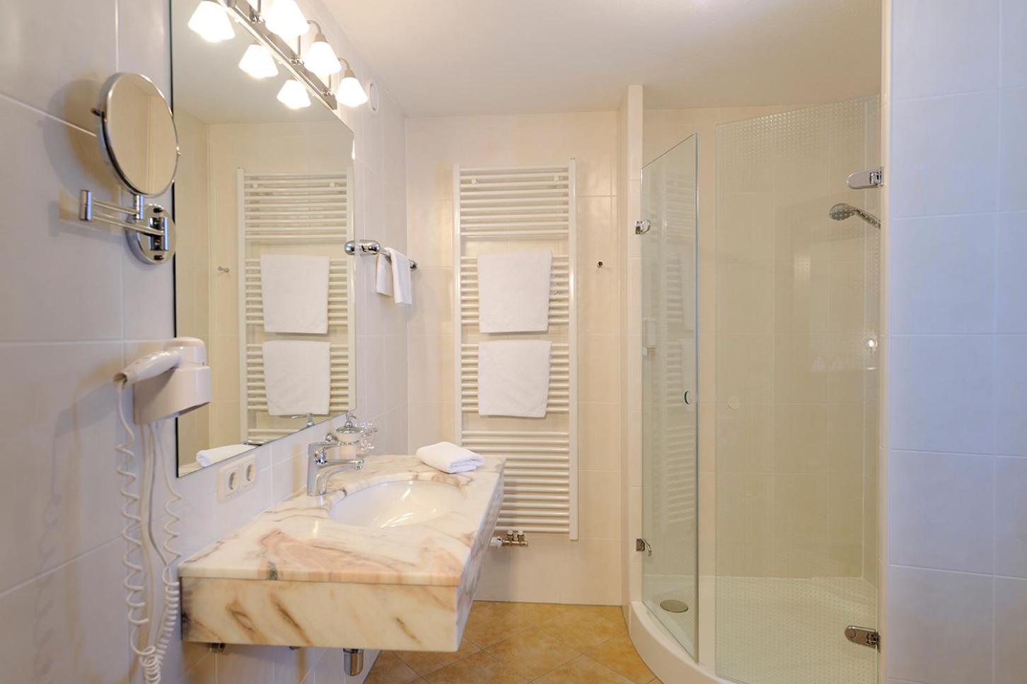 Deluxe Double Room with Balcony - Photo 5
