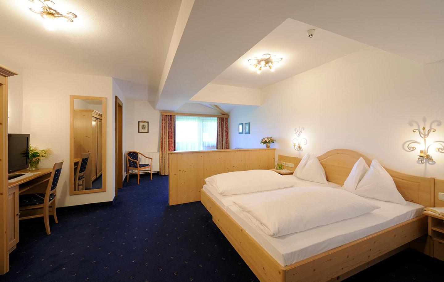 Deluxe Double Room with Balcony - Photo 1