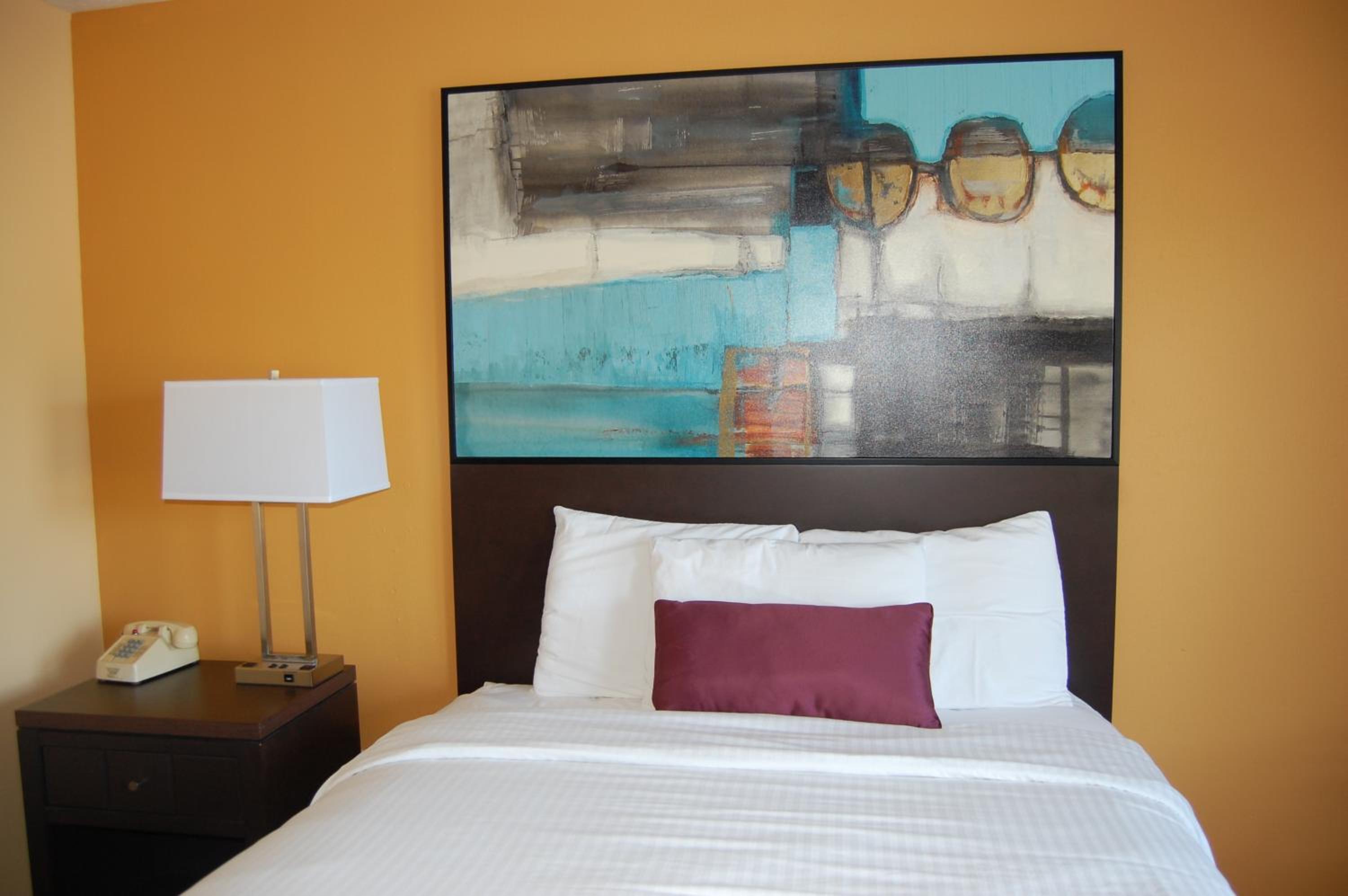 Standard Room with One Queen Bed - Photo 10