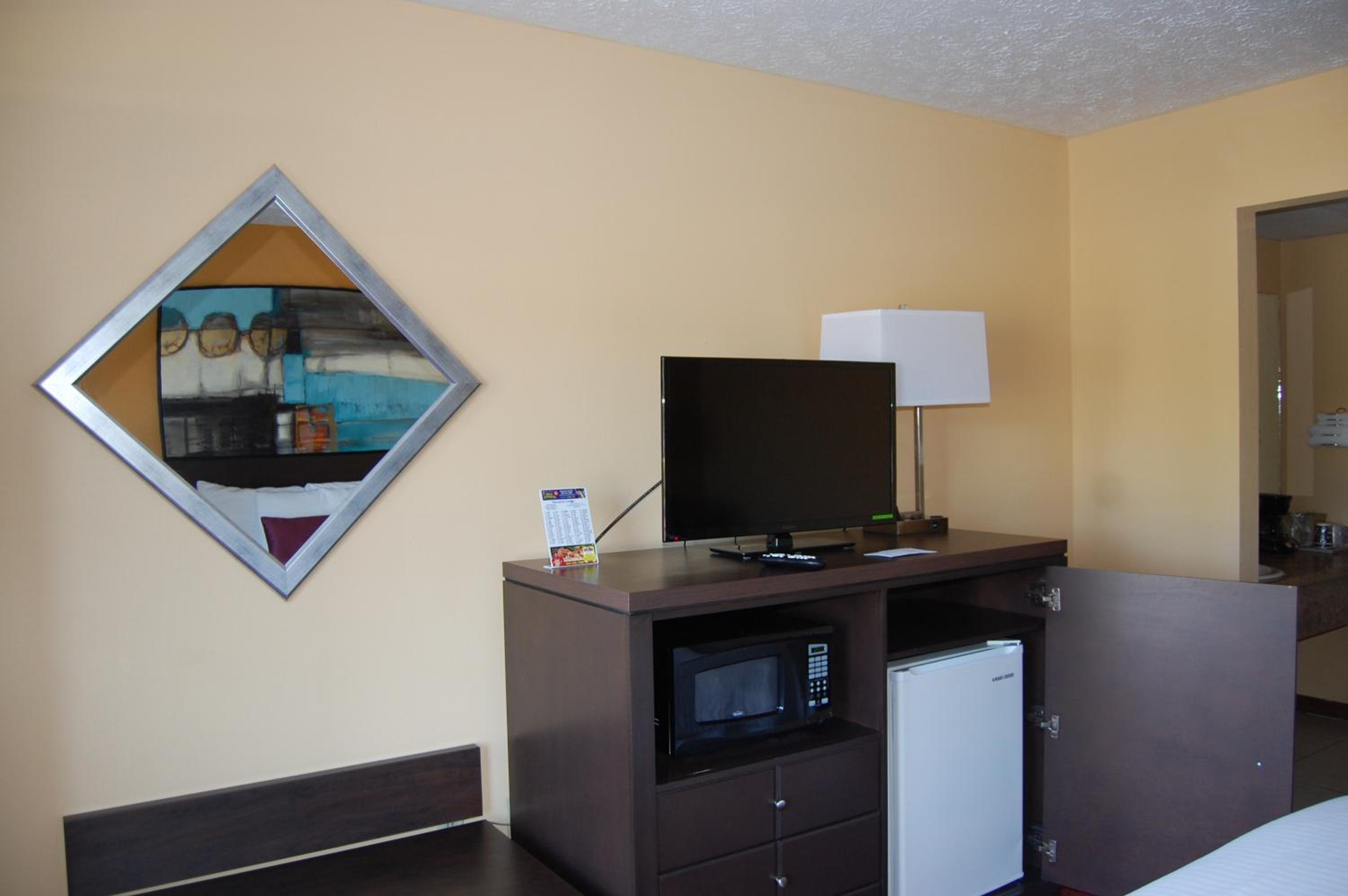 Standard Room with One Queen Bed - Photo 2