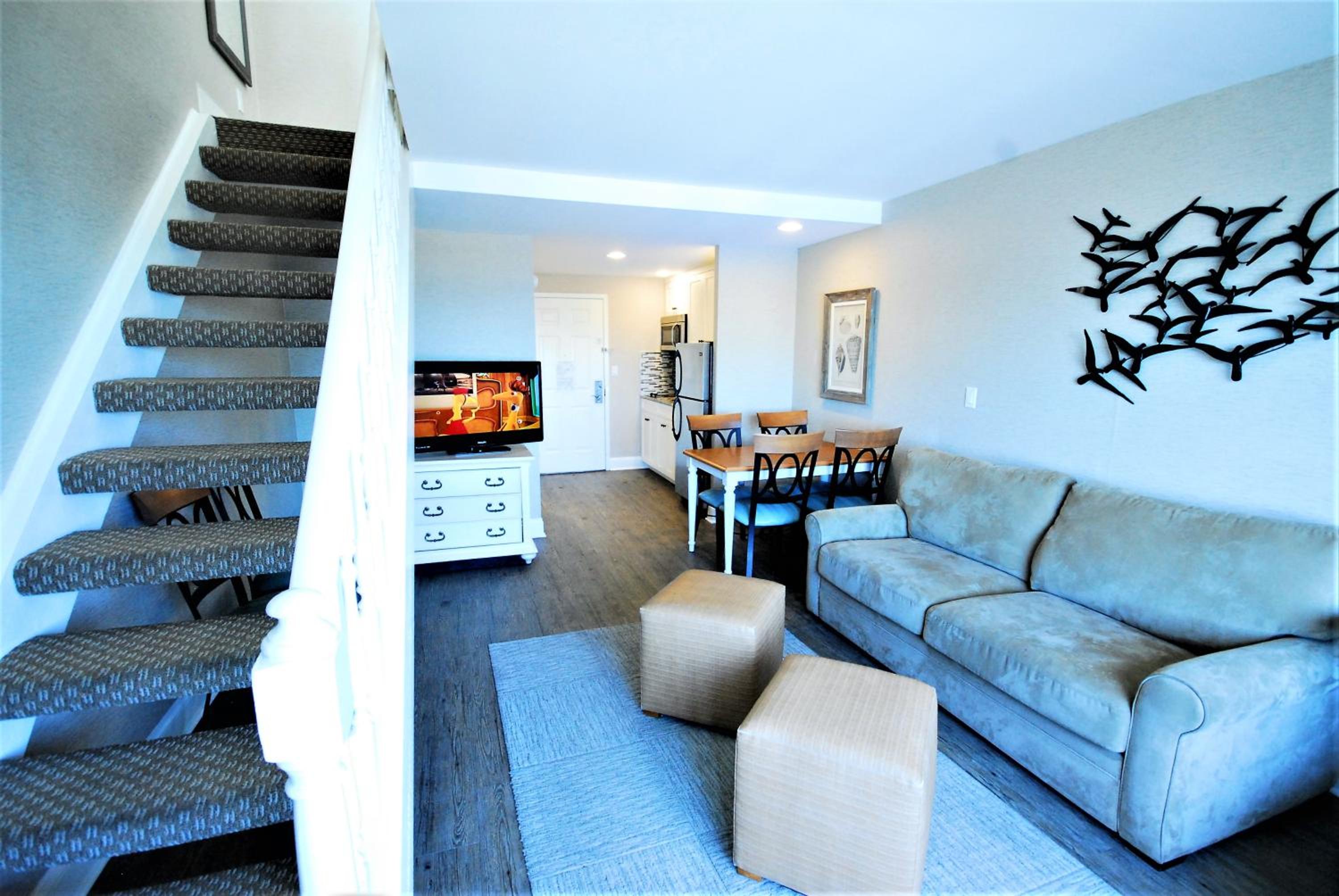 Bi-level Townhouse Suite Ocean & Pool Views photo 2