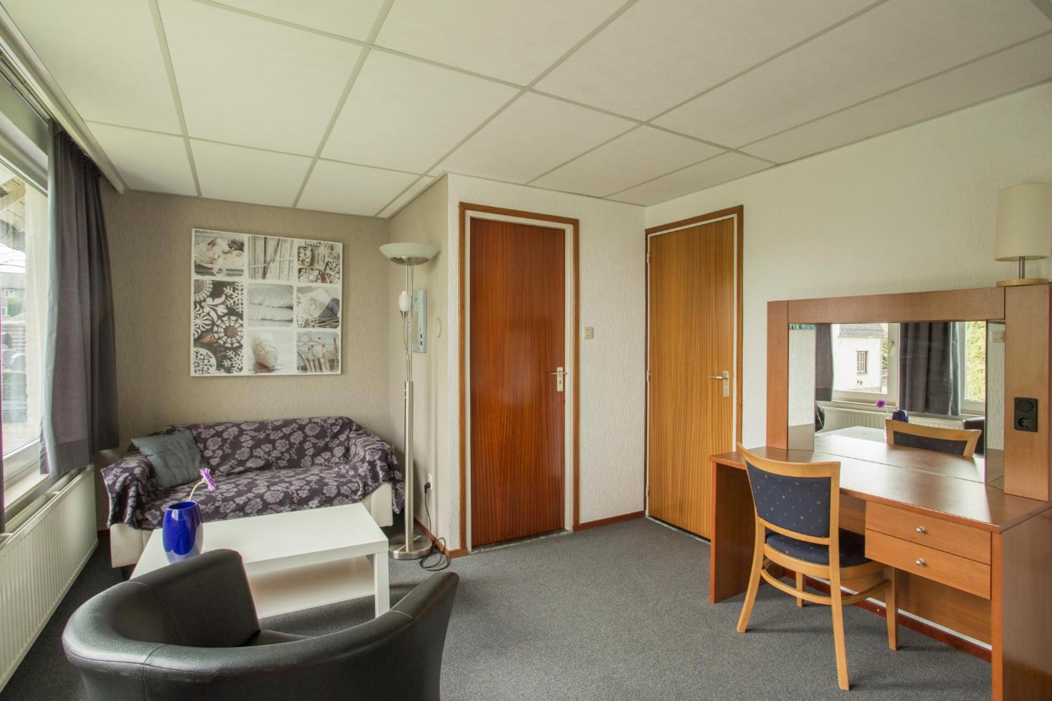 Standard Twin Room - Photo 7