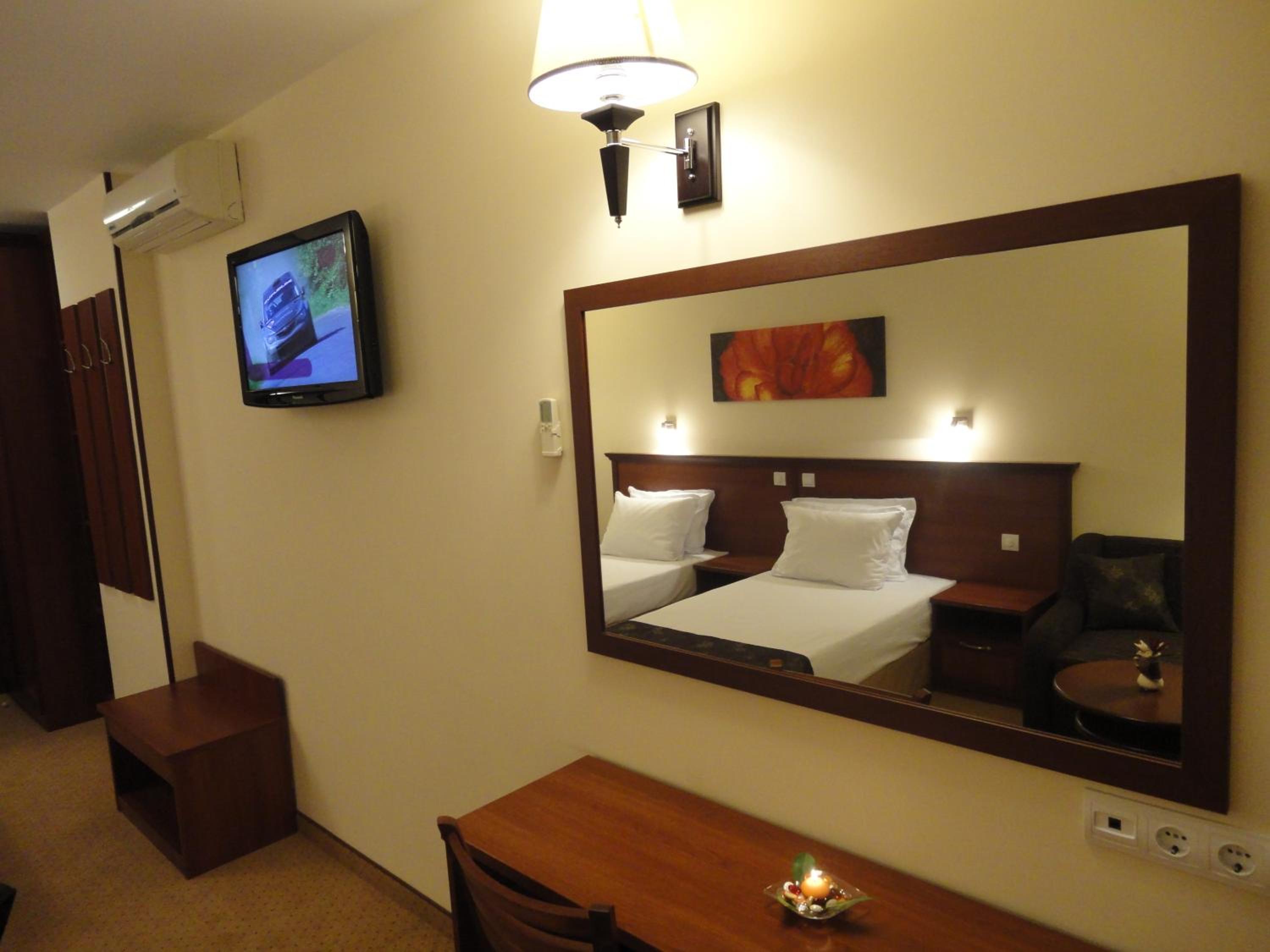 Standard Twin Room - Photo 4