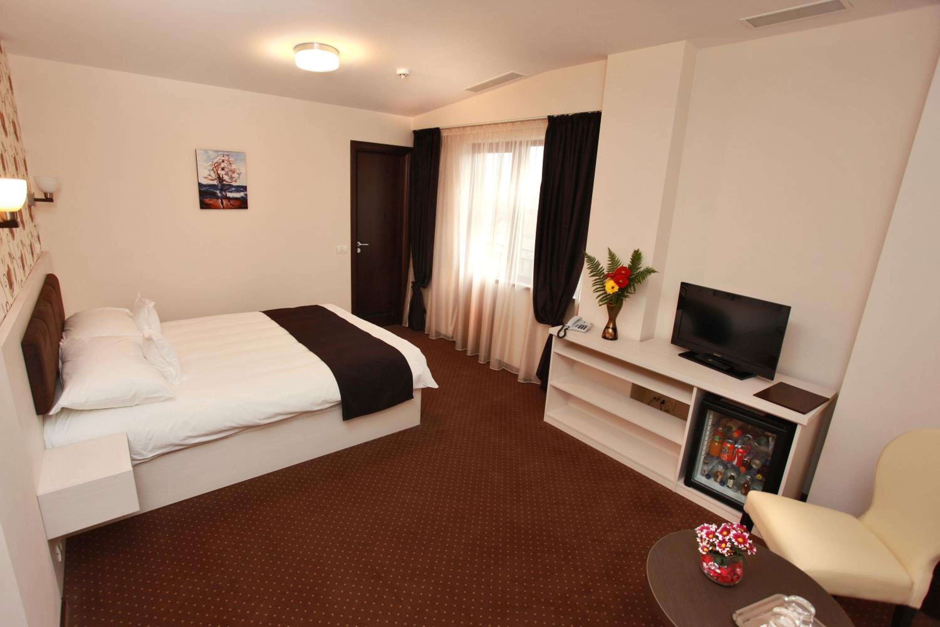 Standard Double Room - Photo 8