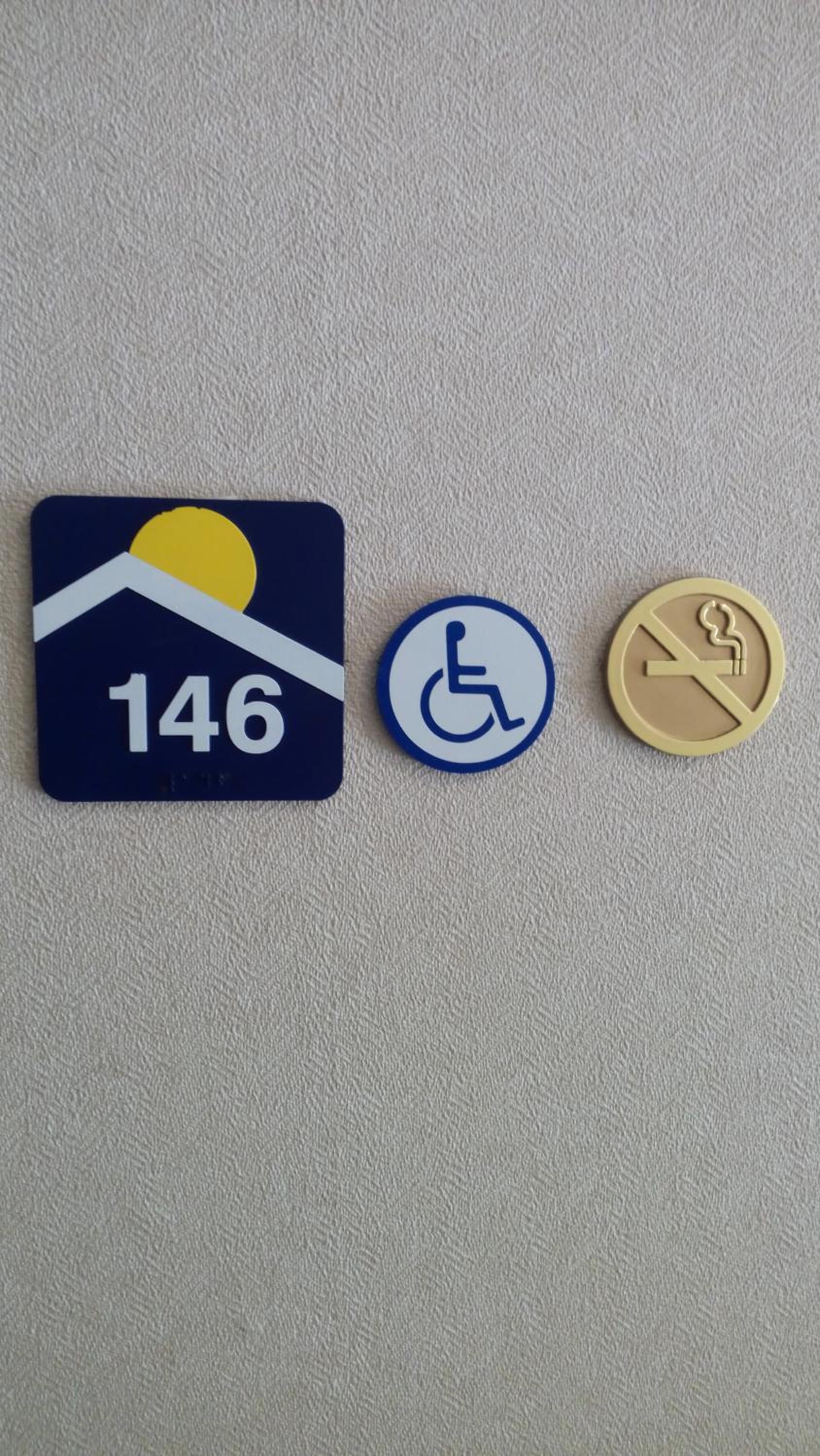 Deluxe Queen Room - Disability Access/Non-Smoking - Photo 3