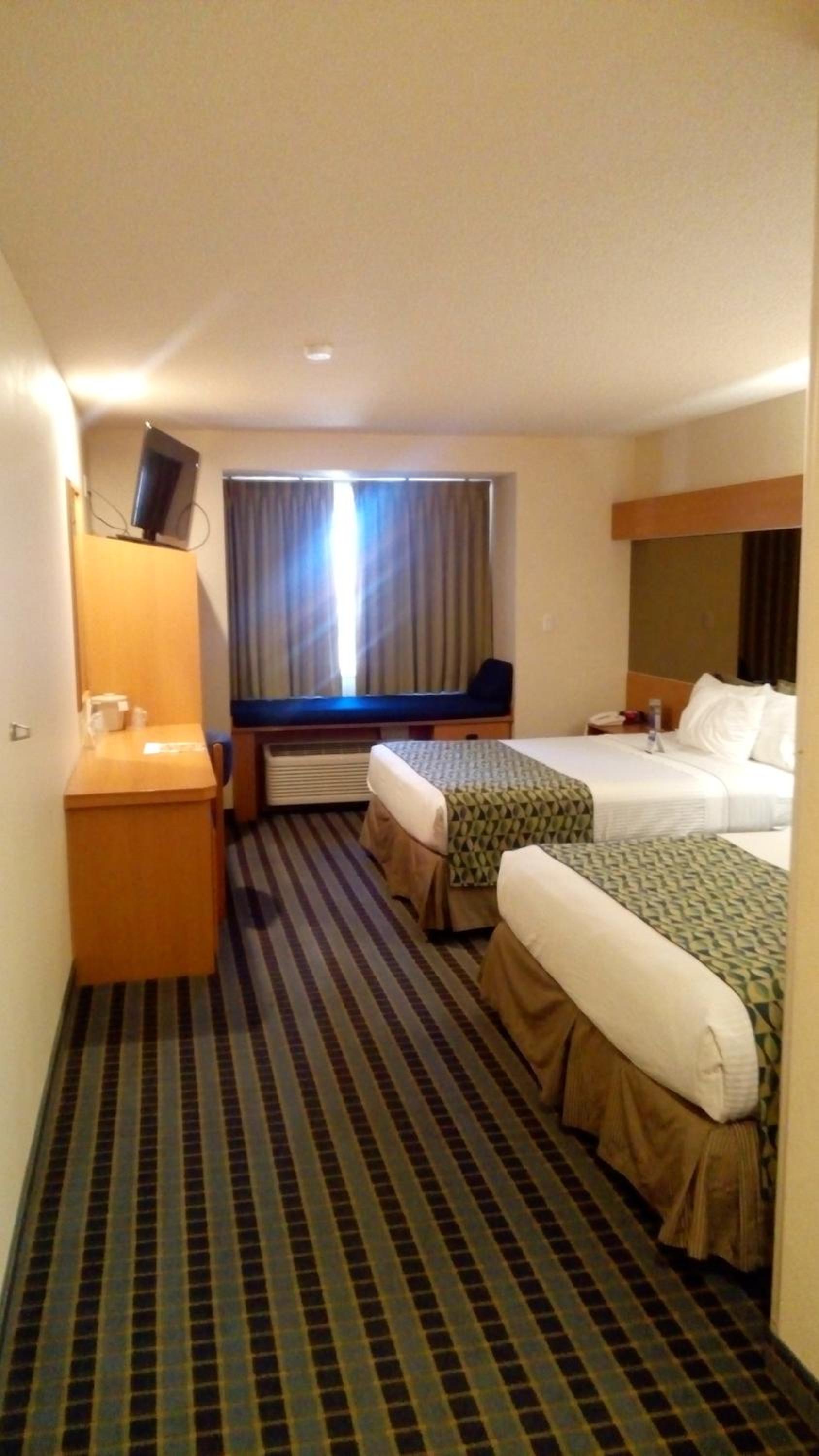 Queen Room with Two Queen Beds - Non-Smoking - Photo 4