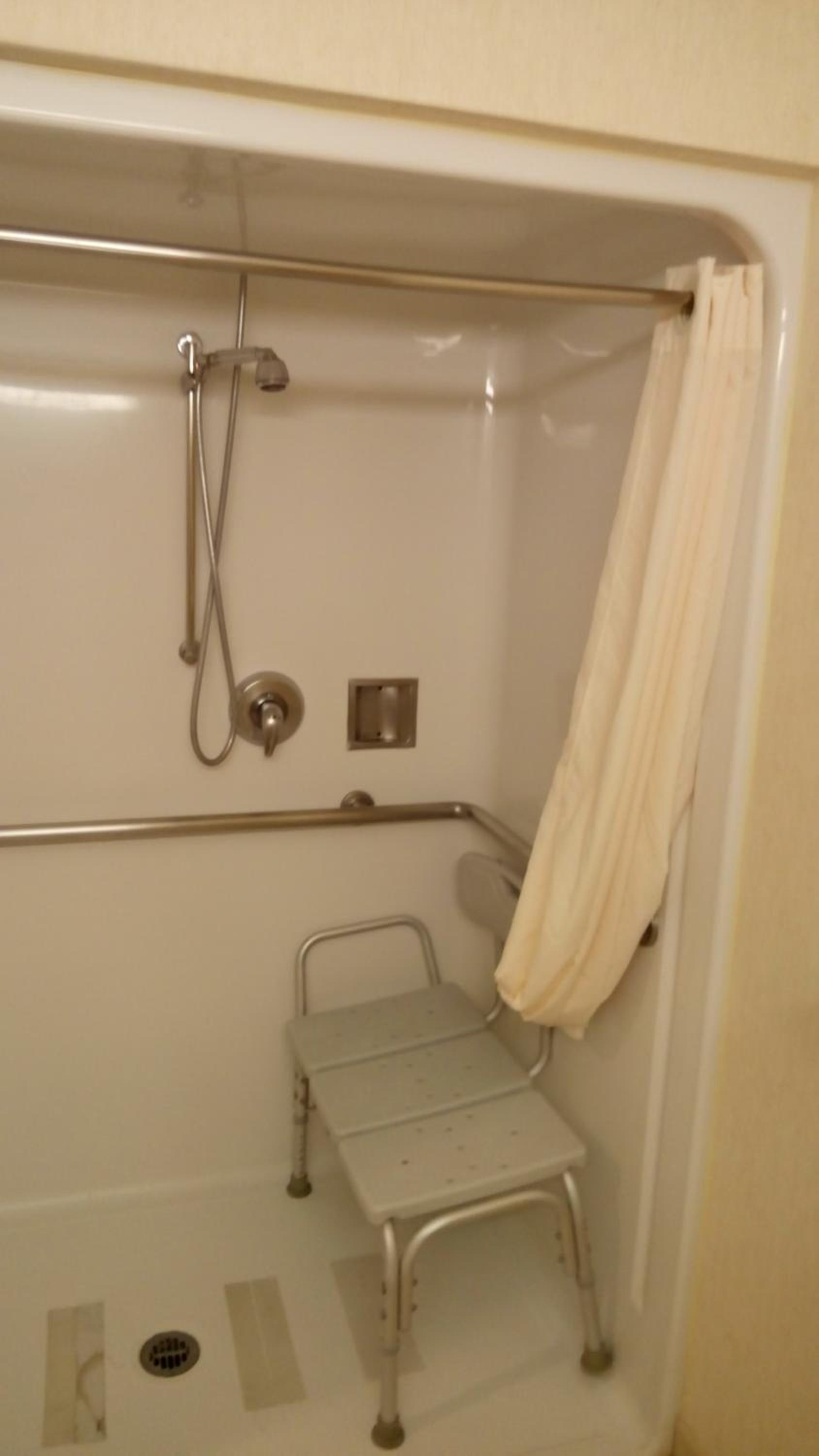 Deluxe Queen Room - Disability Access/Non-Smoking - Photo 5