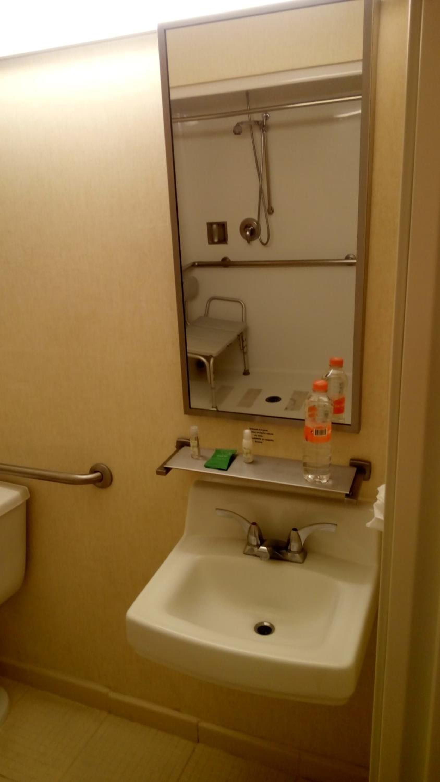 Deluxe Queen Room - Disability Access/Non-Smoking - Photo 4