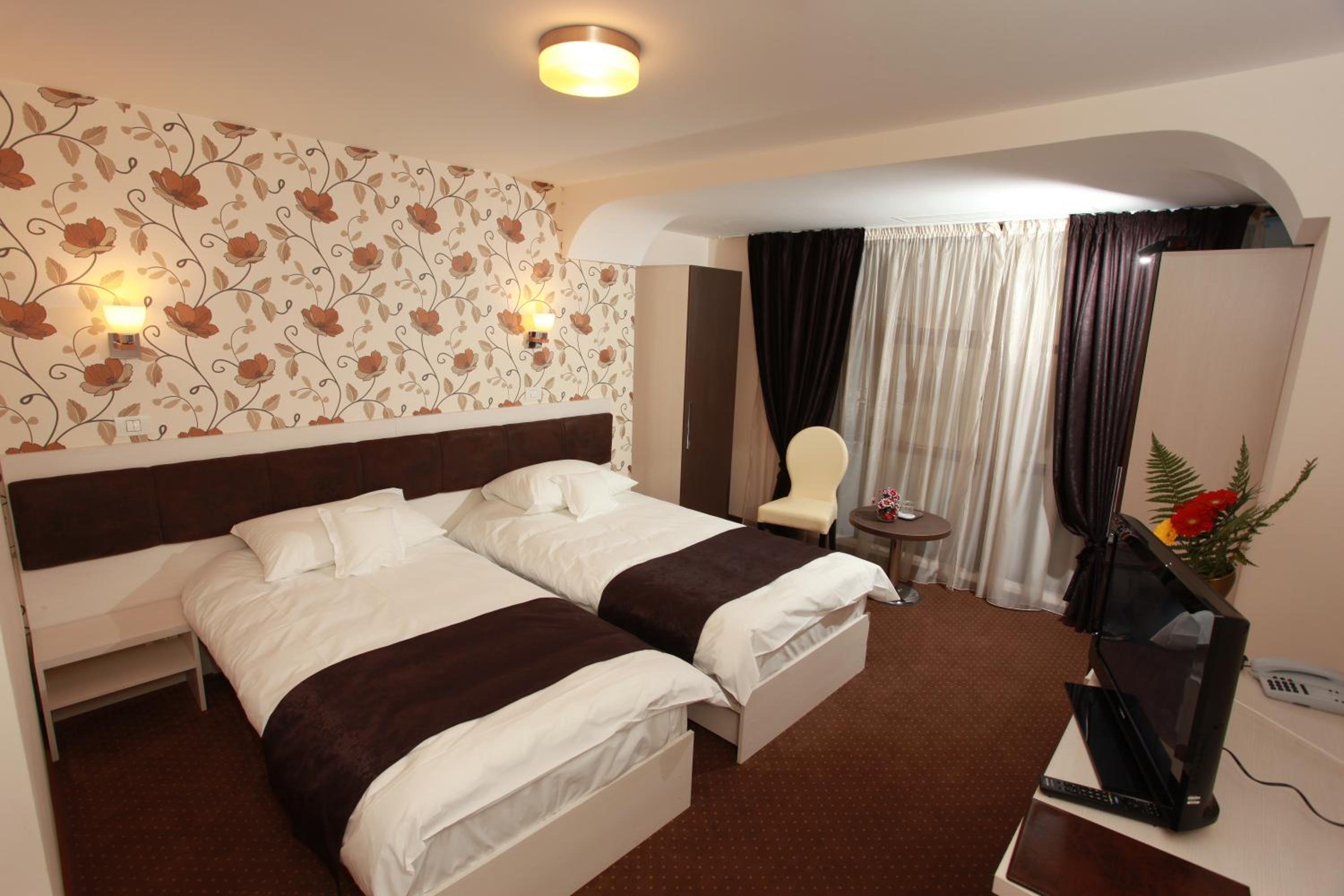 Standard  Twin Room - Photo 7