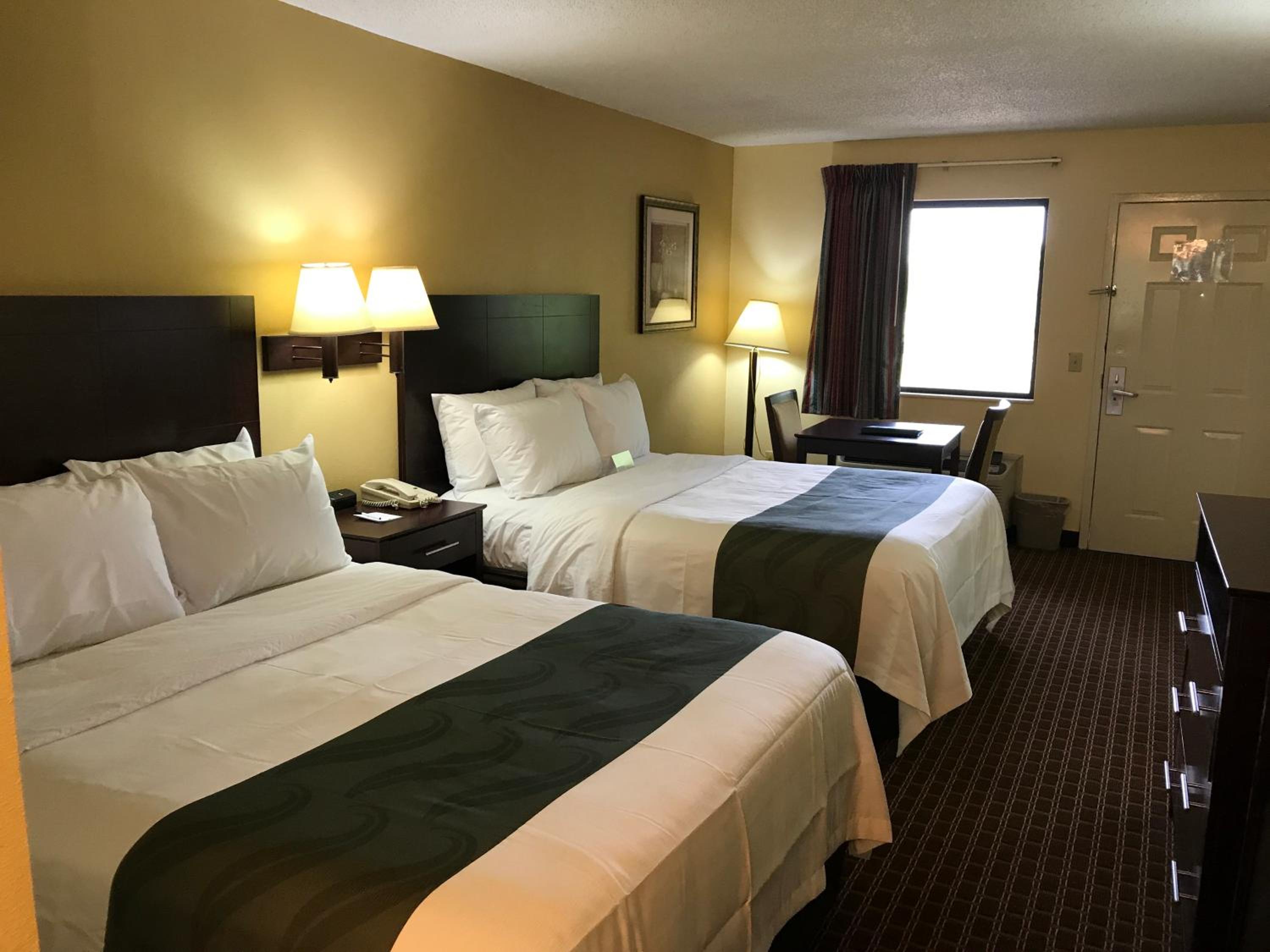 Queen Room with Two Queen Beds - Non-Smoking - Photo 4