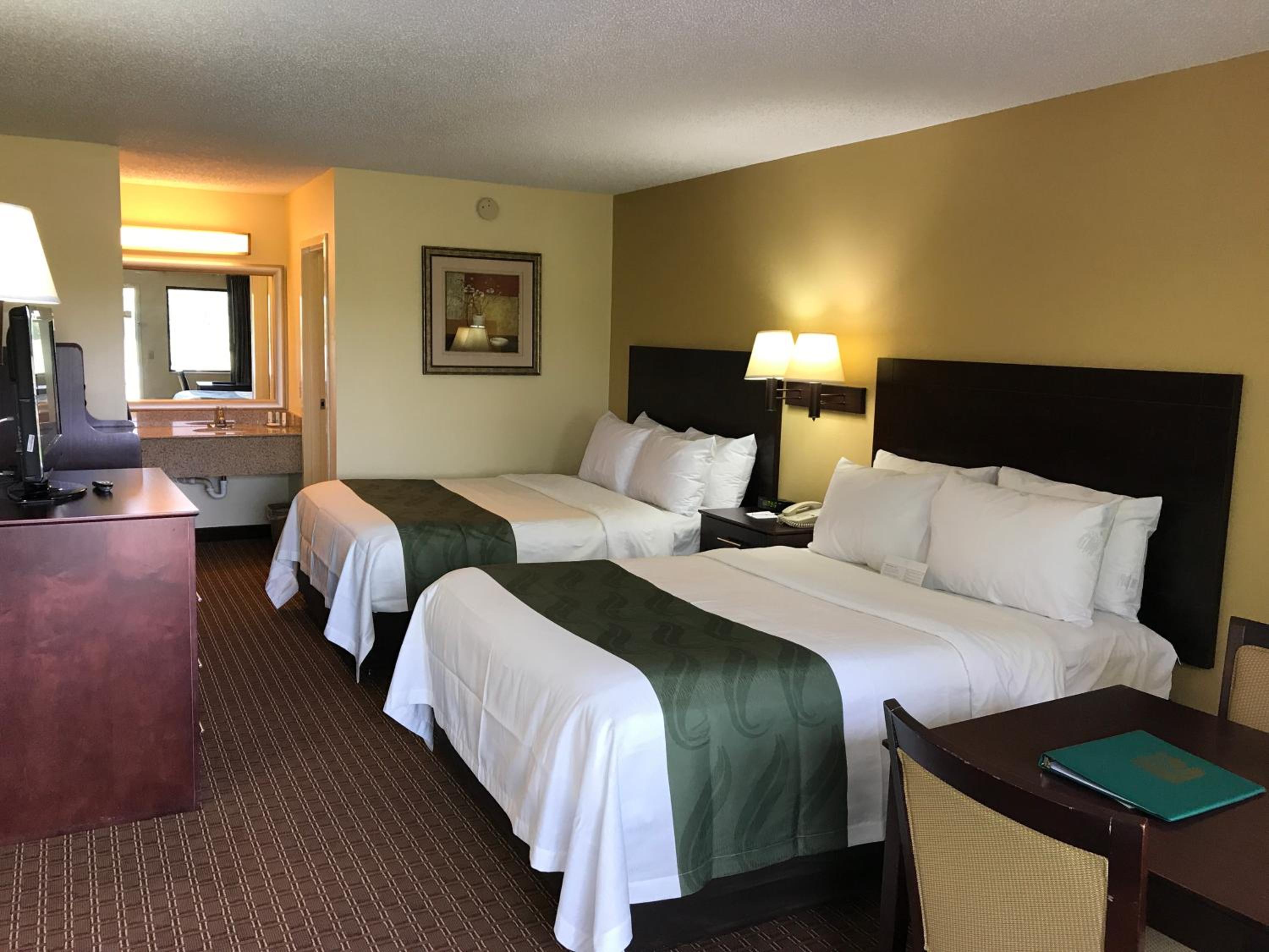 Queen Room with Two Queen Beds - Non-Smoking - Photo 2
