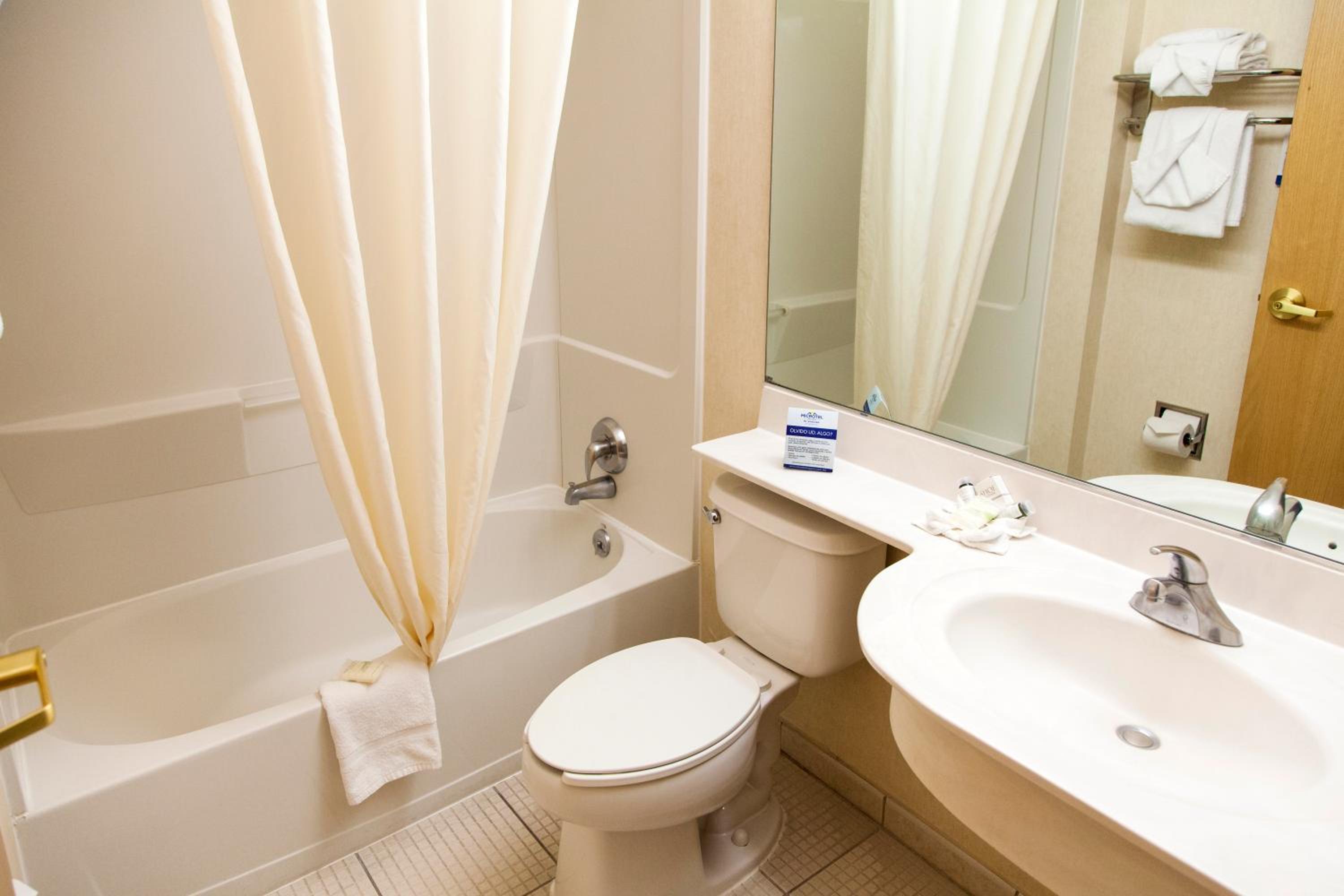 Queen Room - Non-Smoking - Photo 2