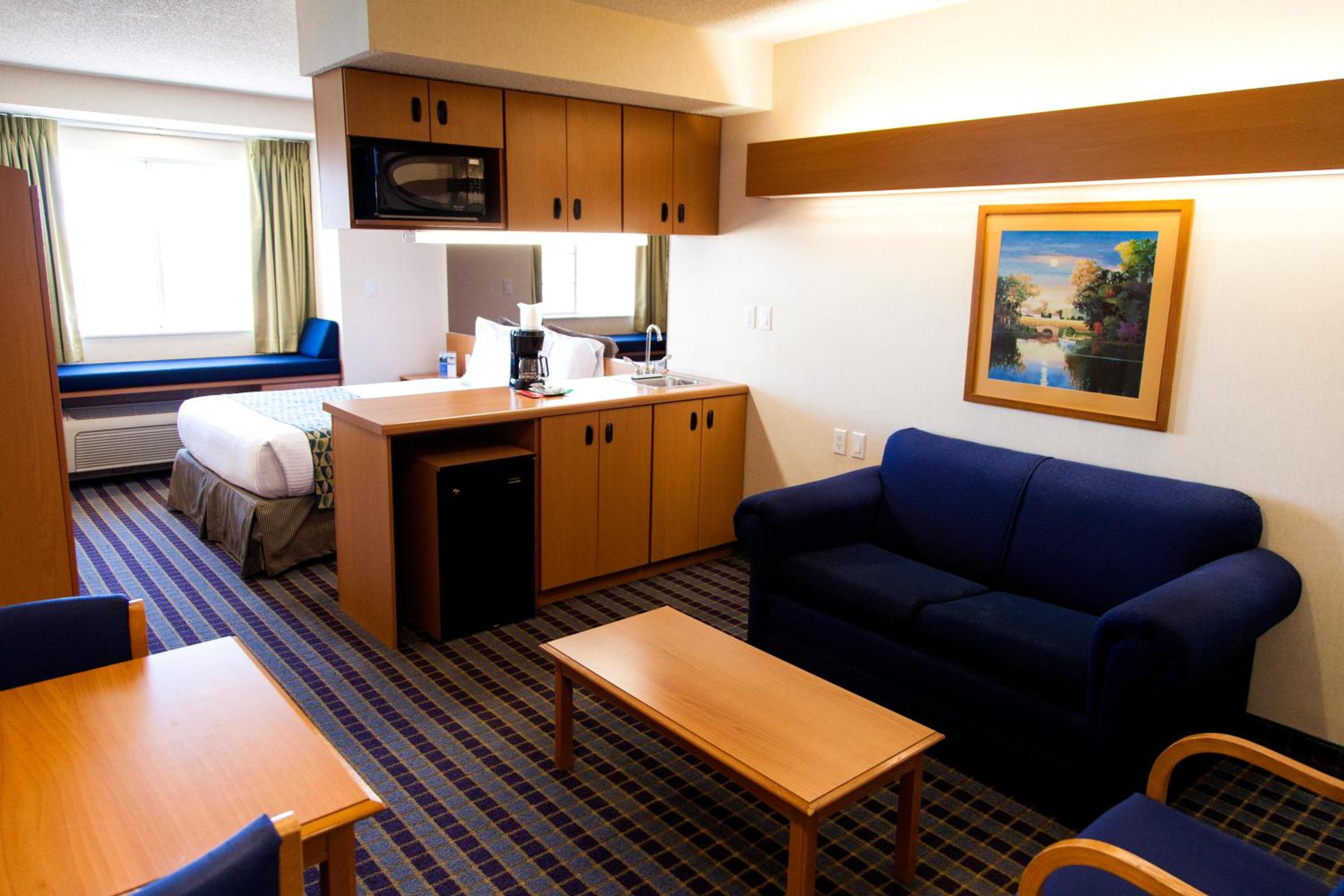 Queen Suite - Non-Smoking - Photo 2