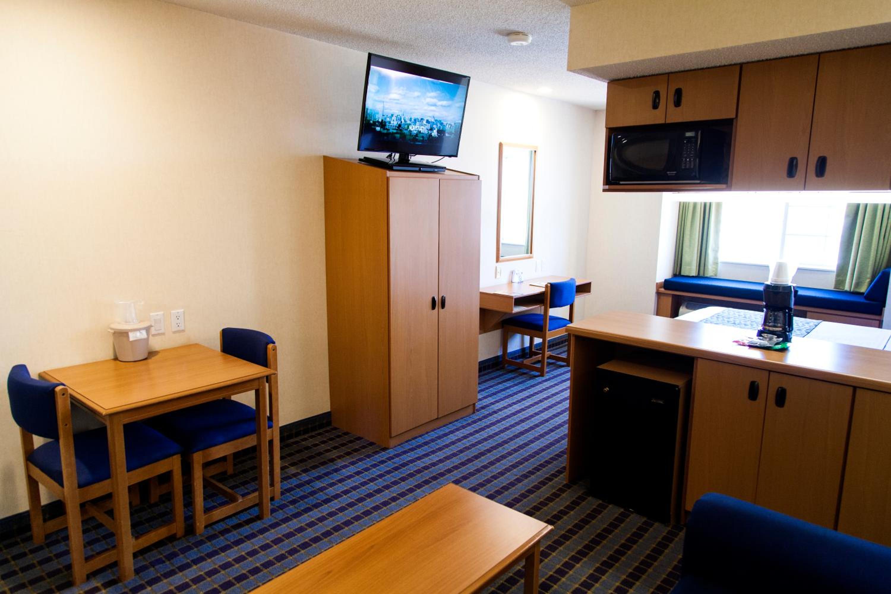 Queen Suite - Non-Smoking - Photo 4