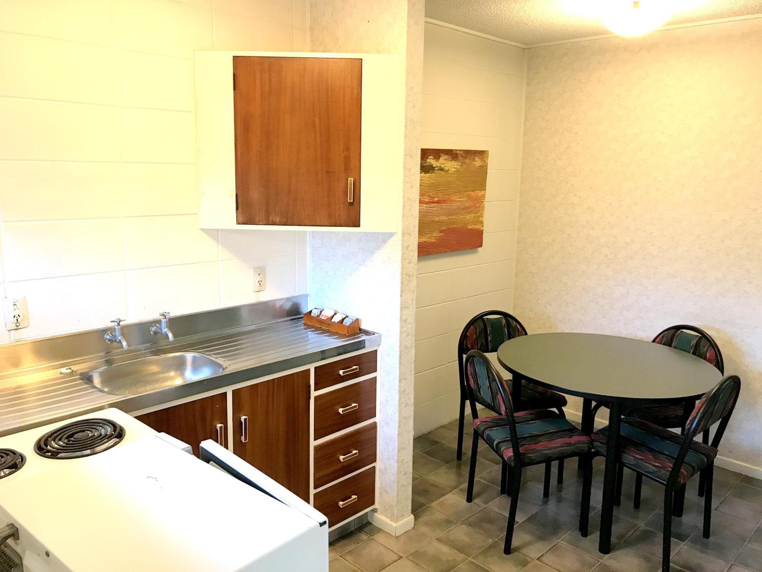 Budget Family Room - Photo 2