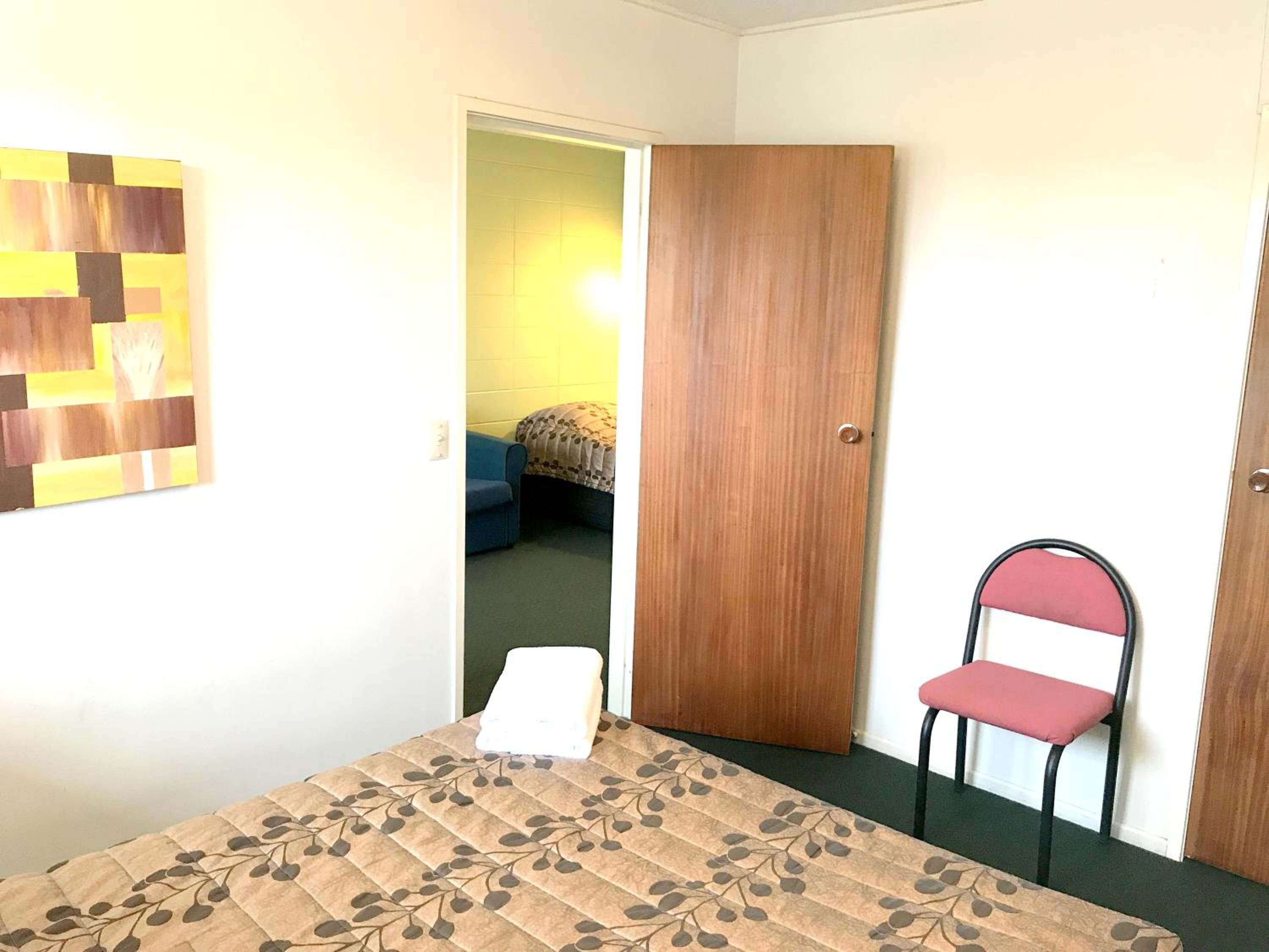 Budget Family Room - Photo 6
