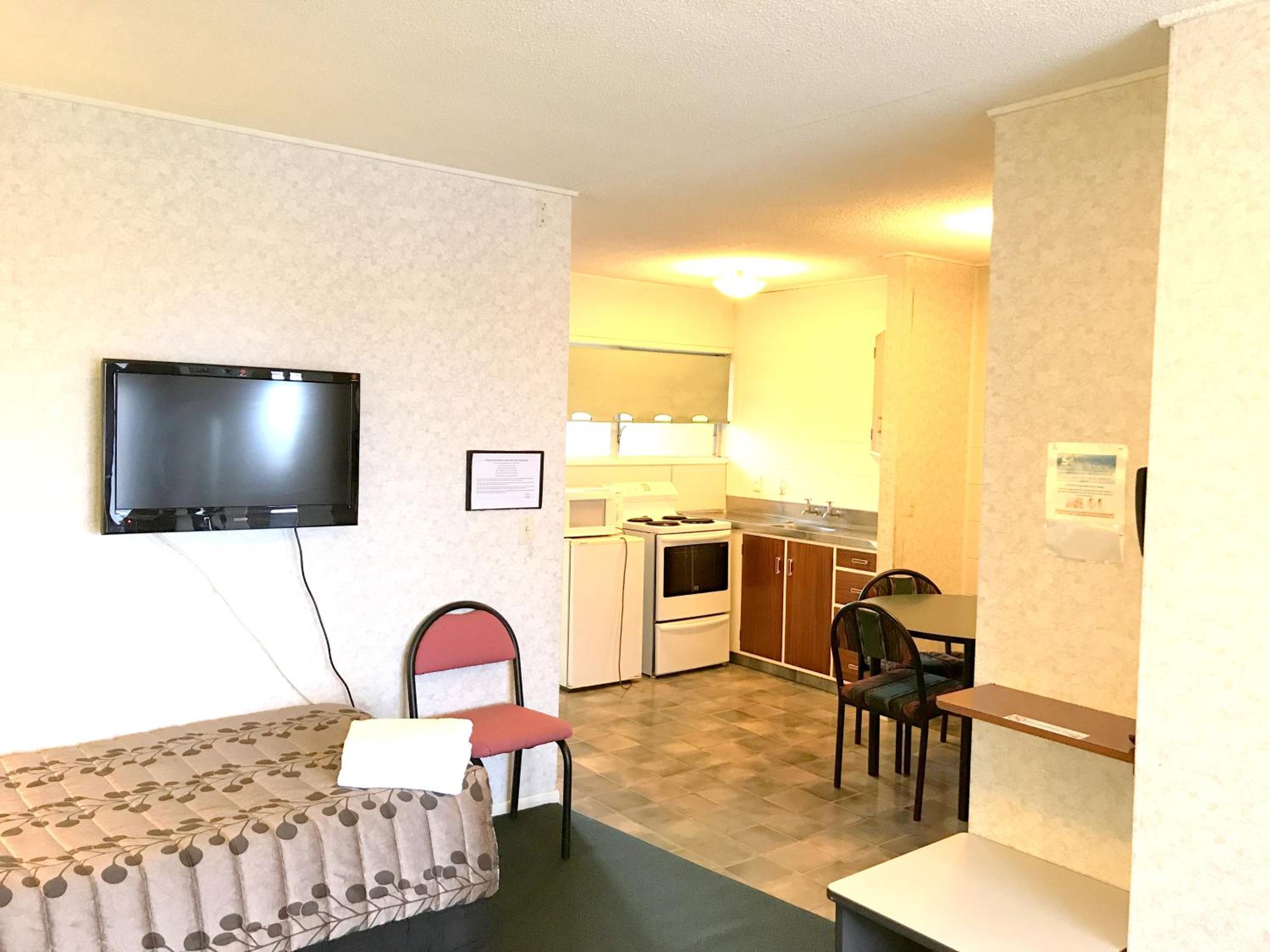 Budget Family Room - Photo 4